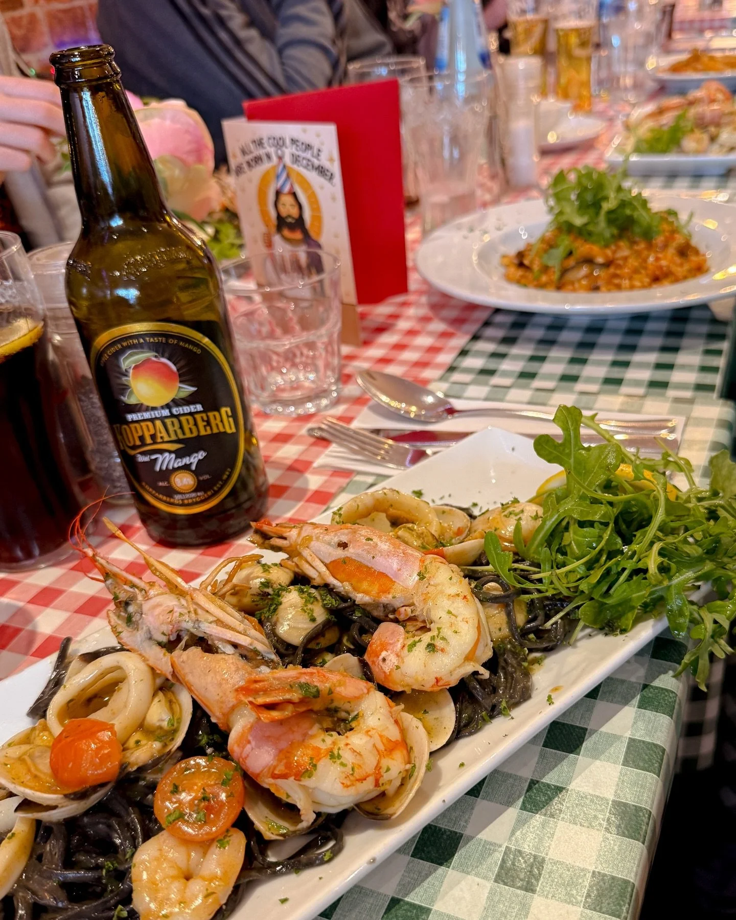 Italian food is always a good idea, especially when celebrating birthdays!! Got the squid ink linguine off the specials menu, but there are so many #italianclassics, and pizzas fresh out of the #woodfirepizzaoven @amicihove 🍕🍝 #amicihove #italianea