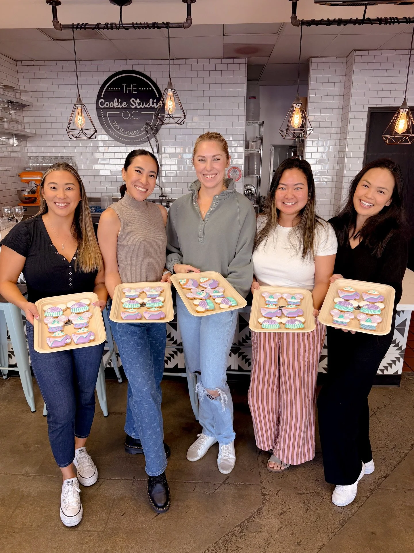 when the girls get together 🥰 @grunderfullydelicious #cookiedecoratingclass @thecookiestudiooc 🍪 #cookiedecoratingclasses #decoratingcookies #timewiththegirls #girlhangs