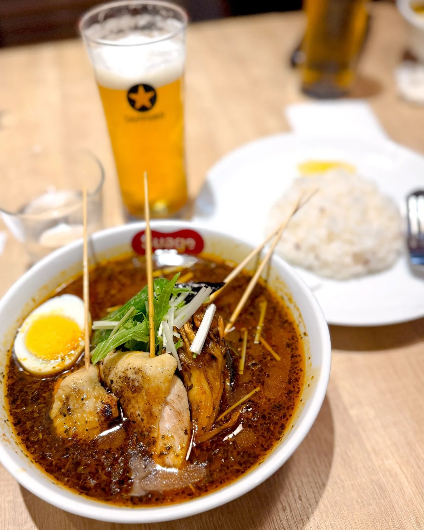 Staying warm and full with @suage.soupcurry&rsquo;s Crispy Shiretoko chicken and vegetable curry/パリパリ知床鶏と野菜カレー (my first time trying #soupcurry, a #sapporohokkaido speciality) comes with chicken and vegetable skewers in a hearty but not heavy spiced 