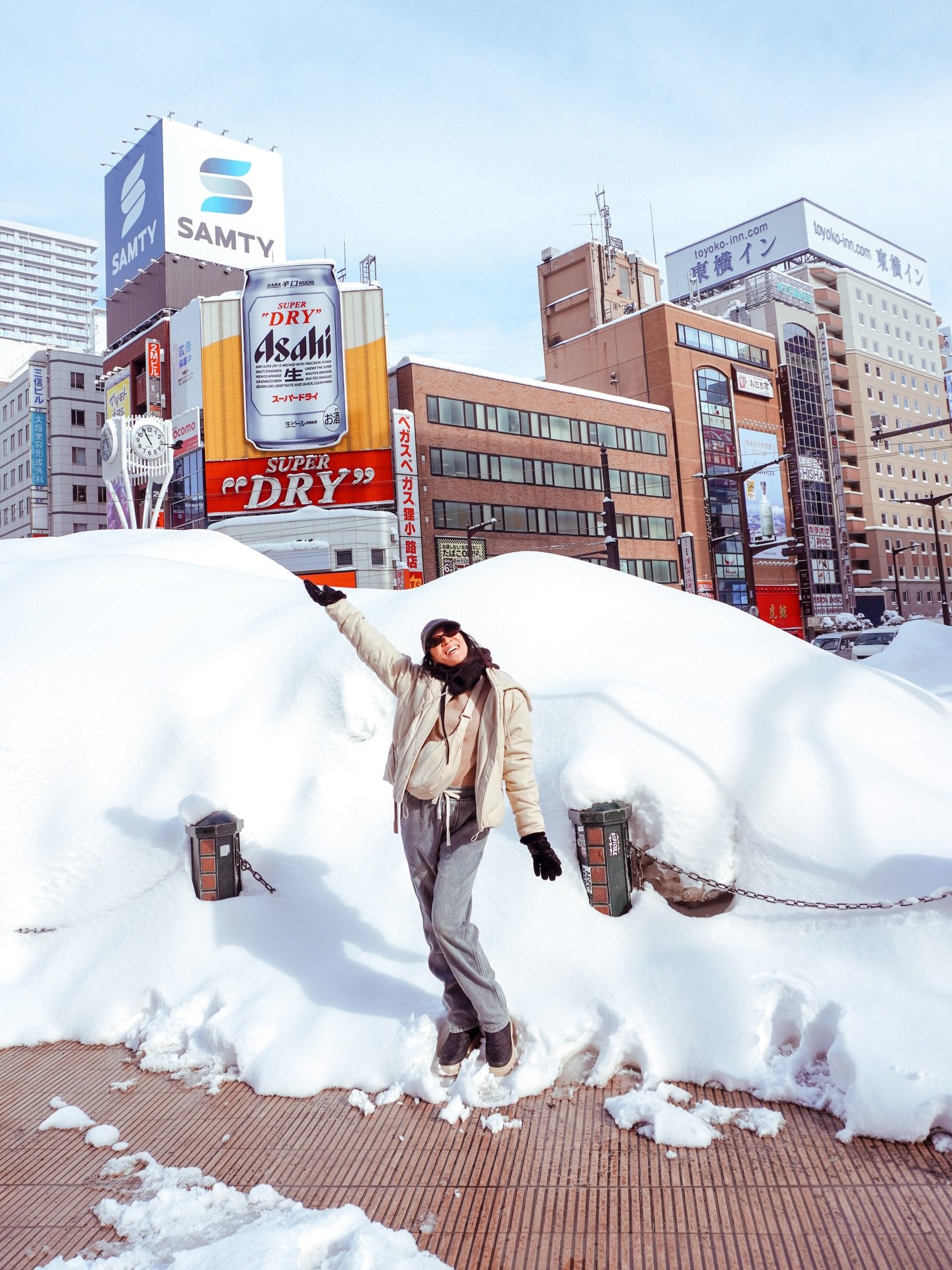 Snowy Sapporo and ice sculpture carving/prep for the #sapporosnowfestival ❄️☃️🌨️ #sapporojapan #hokkaidojapan #winterinjapan #japanwinter