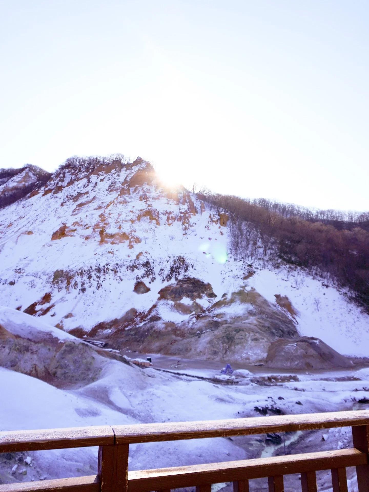 5:30am start ➡️ 6:53am train to Hakodate 🚊 8:03am stop at #Noboribetsu to visit #Jigokudani Hell Valley 

#NoboribetsuJigokudani is a 450-meter diameter, 11-hectare crater created by the volcanic activity of Mt. Hiyori. There are numerous openings a