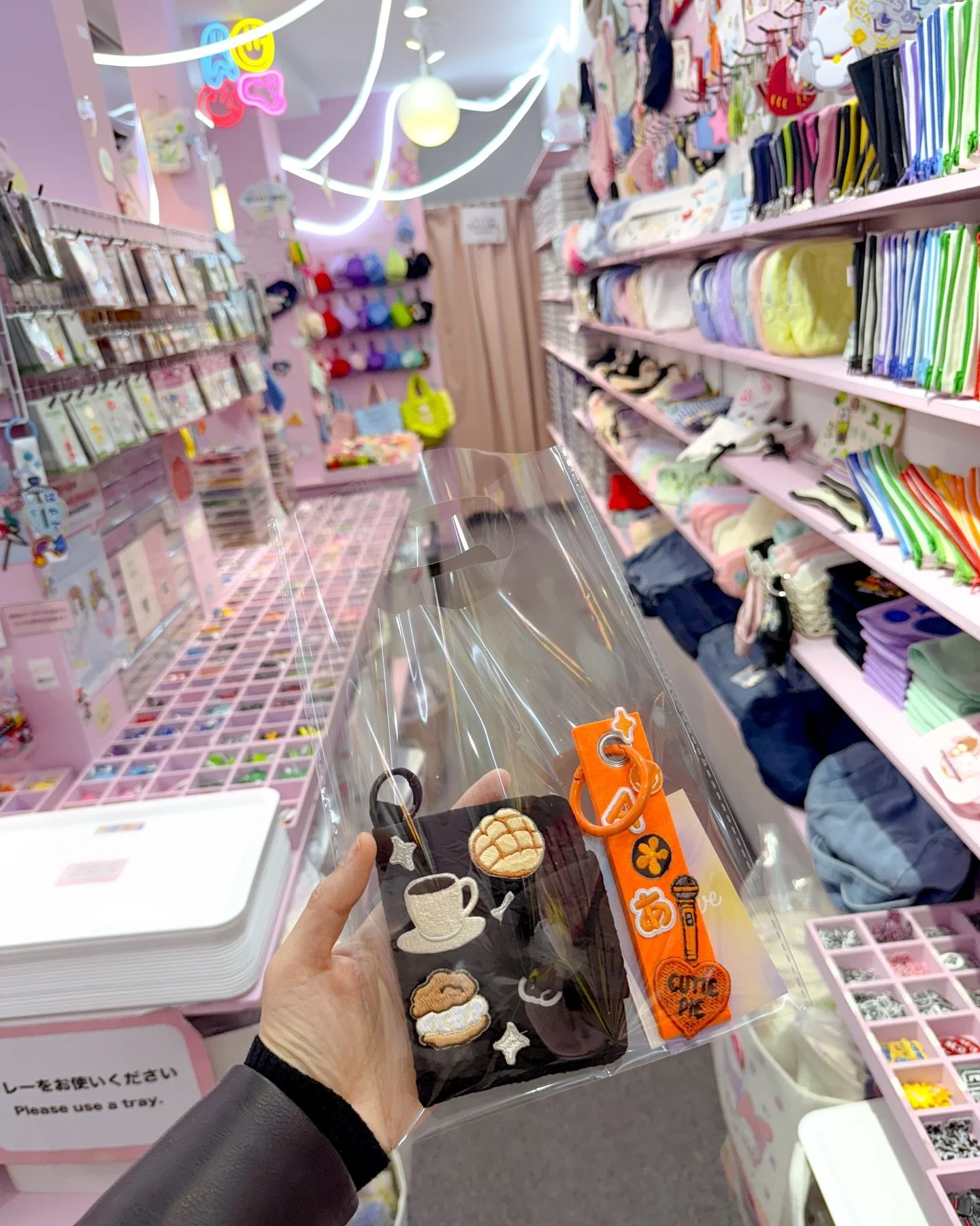 A cute and fun activity with a souvenir takeaway: whatever you choose to customize with patches @myfave.harajuku there&rsquo;s an insane amount of blanks to choose from (totes, pouches, keychains, bags, coin purses + more - in canvas, denim, corduroy