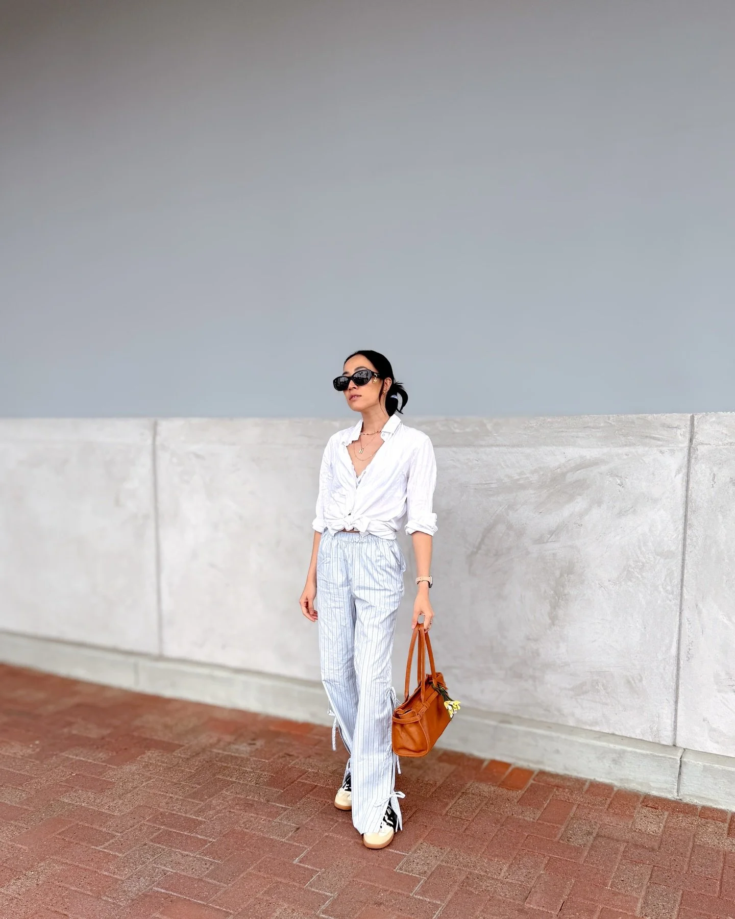 the shoes are not on the bed in the flat lay, they are sitting on a small board!! A casual #californiacoastal inspired look for the day spent driving down the coast to/from Malibu + OC. Outfit deets:
@fivebelow scrunchie
@mohalaeyewear puka sunnies w