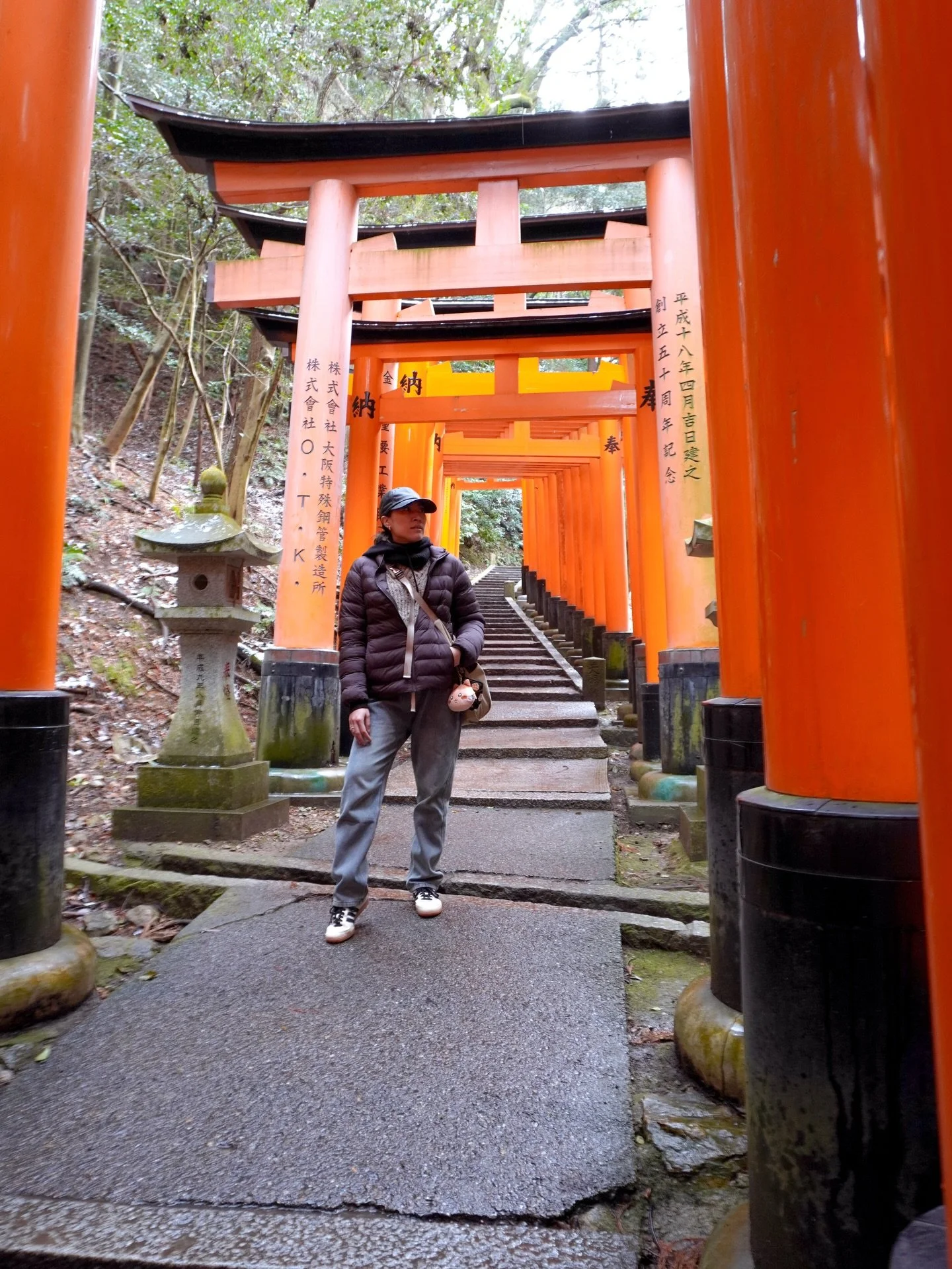 PT 2 #MountInari climb to the summit, from right before the halfway point of Yotsu-tsuji Junction, to getting there which offers views of Southern Kyoto extending to Osaka. There are two tea houses here to rest and get refreshments. From here there a