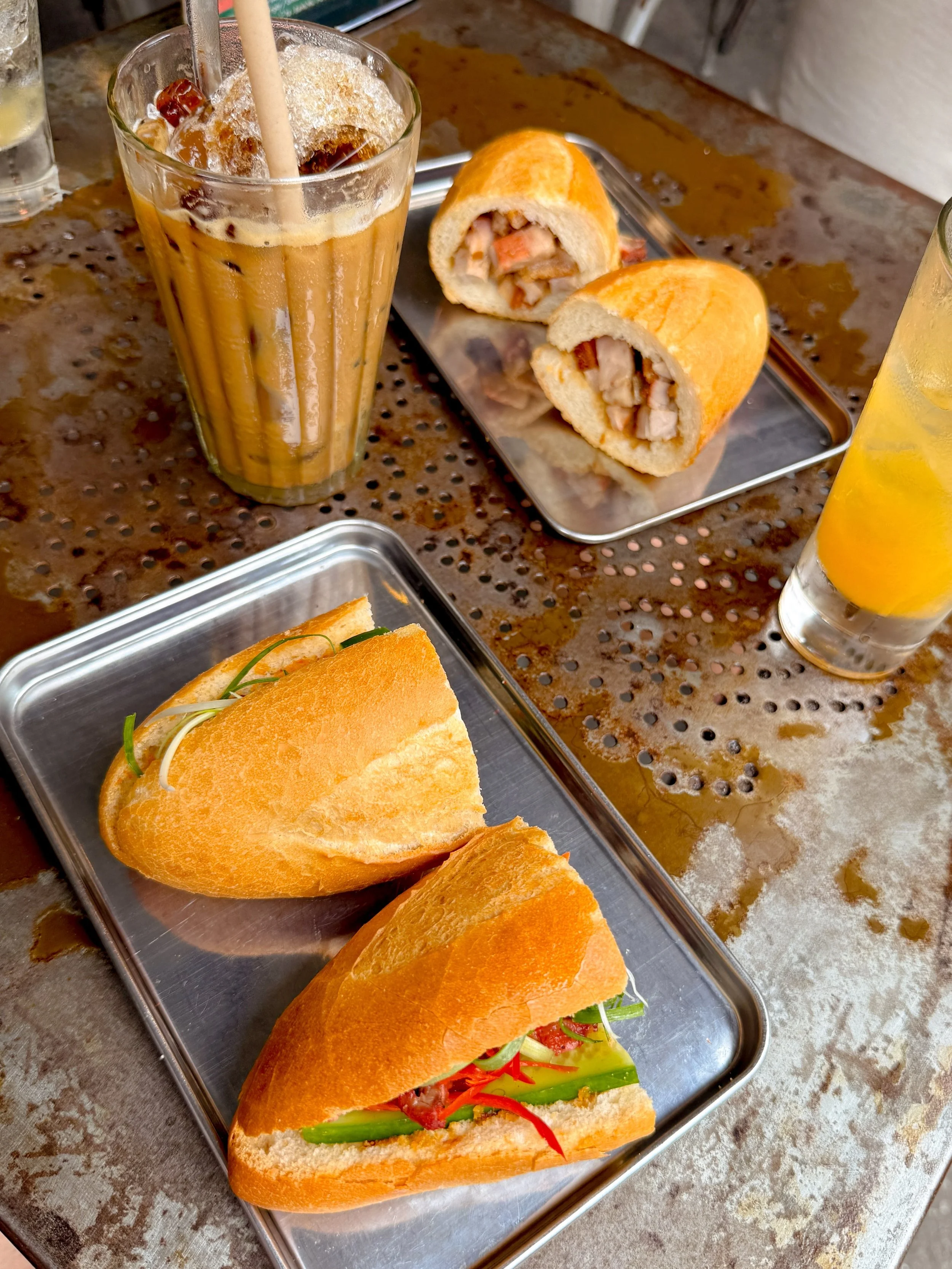My kind of brekkie, a solid banh mi and ca phe sua da @74banhmicafe - the cuuuutest food truck of the most charming courtyard 

📍 74 - B&aacute;nh M&igrave;, Cafe &amp; Tea
74/7 Hai B&agrave; Trưng, phường S&agrave;i G&ograve;n (Quận 1 cũ) 
08:00 - 