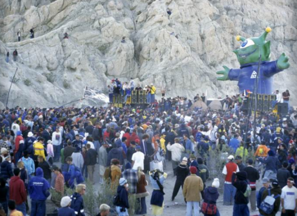 Late 1990's illegal rave outside of Phoenix, AZ (photo: @6amgroup)