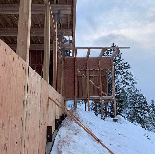 On site, progress pics from our  #beargrasscabin. 
Trailside Construction braving the weather ⛄️🌨💨
📸 by @jbencich .
#cleelumwashington #cleelum #mountainlife #mountaincabin