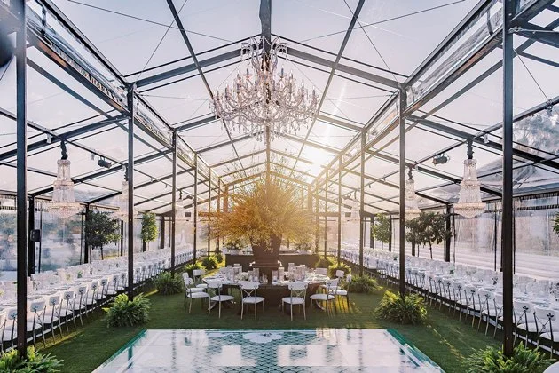 An elegant anniversary soirée in Sarasota: florals, fine details, and a dreamy cake
