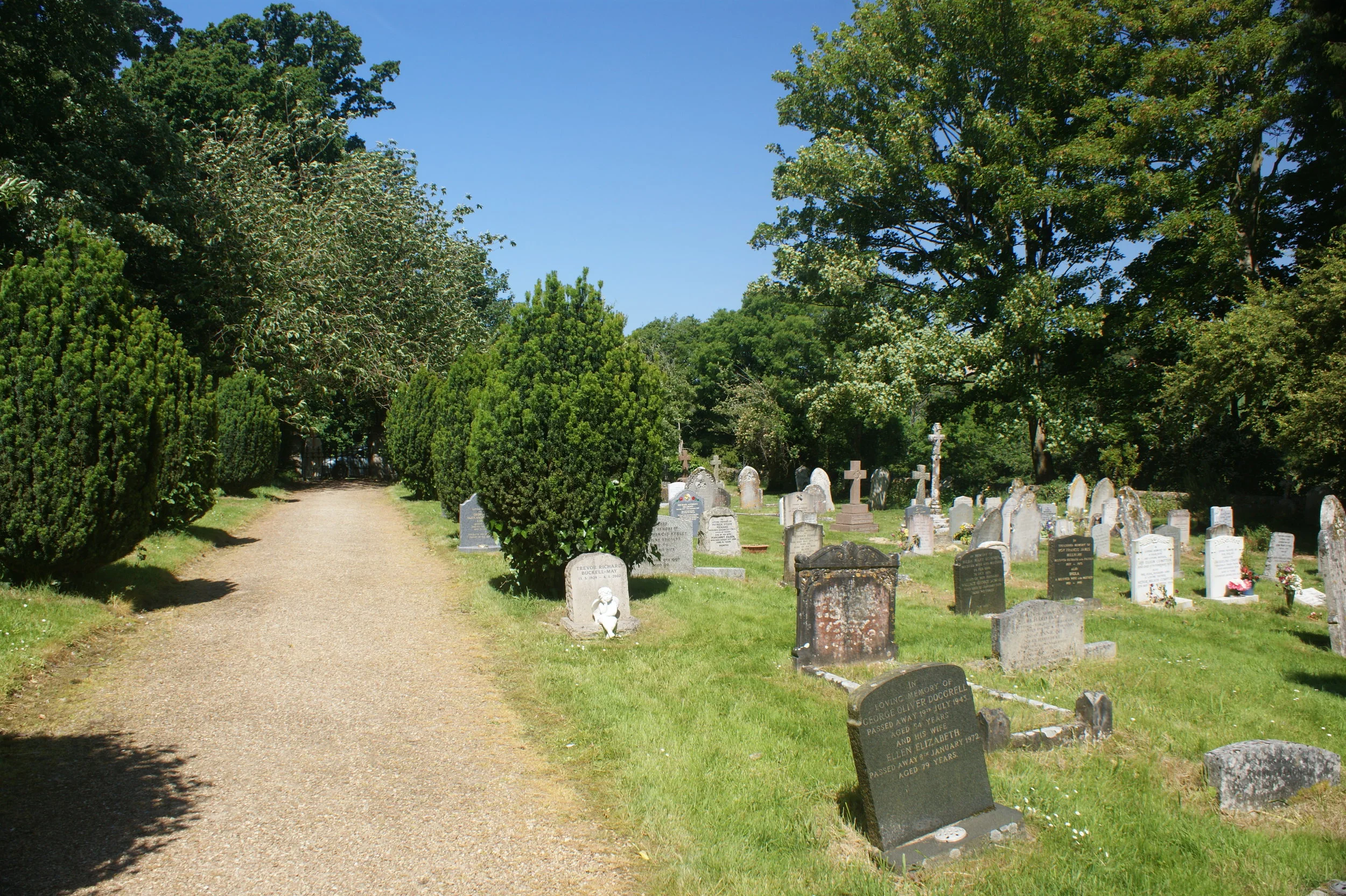 Gatcombe_St_Olave's_Church_graveyard.JPG