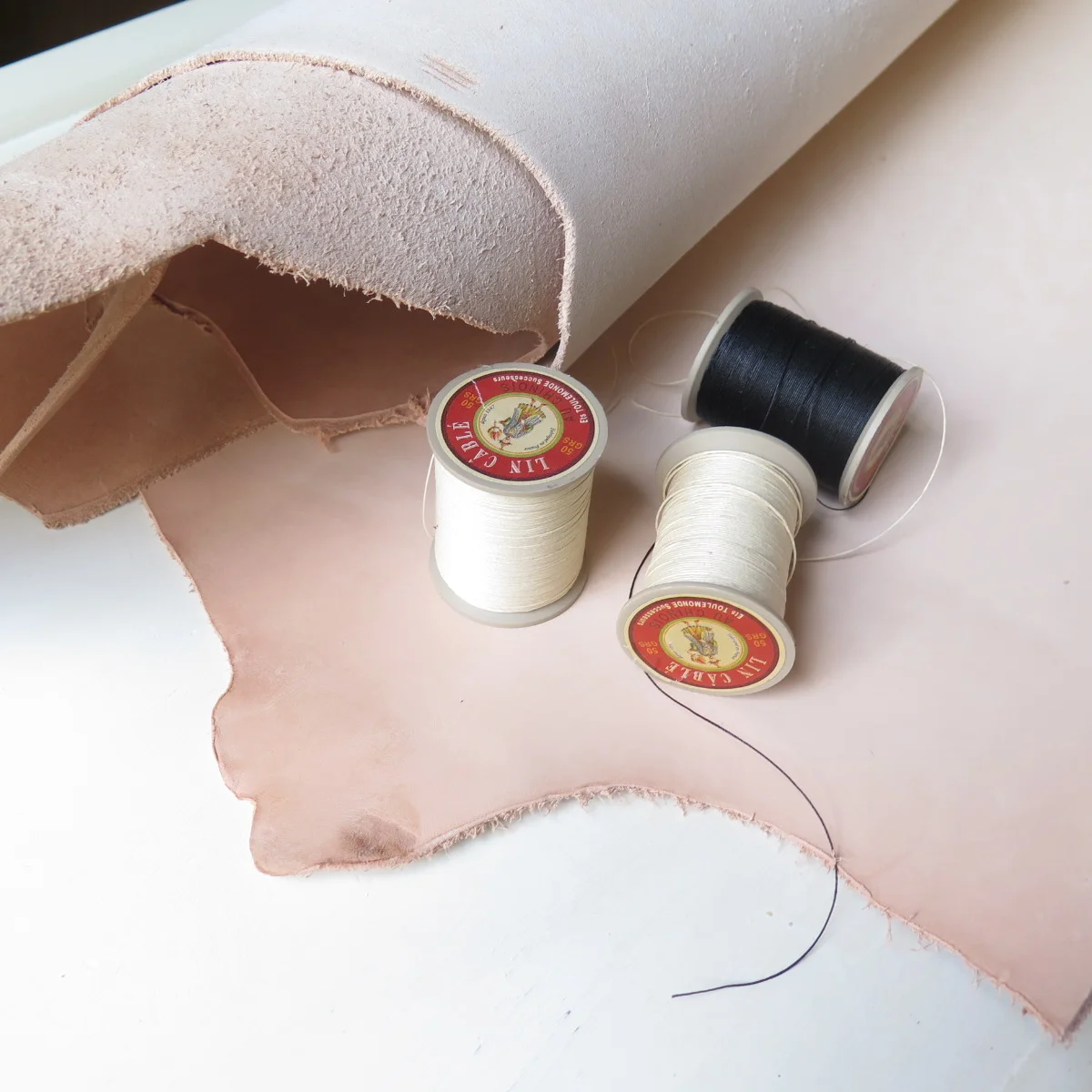 lin cable fil au chinois leather working thread, demystifying leatherworking linen thread, free live training