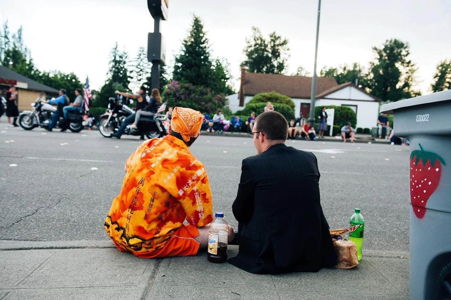 Strawberry Festival // June 2018 - #marysvillestrawberryfestival #suitandtie #tigerstyle #snapple #dothedew
.
.
.
.
.

#vsco #strawberryfestival #streetphotography #documentaryphotography #streetphotographer #lensculture #lensculturestreets #sportsph