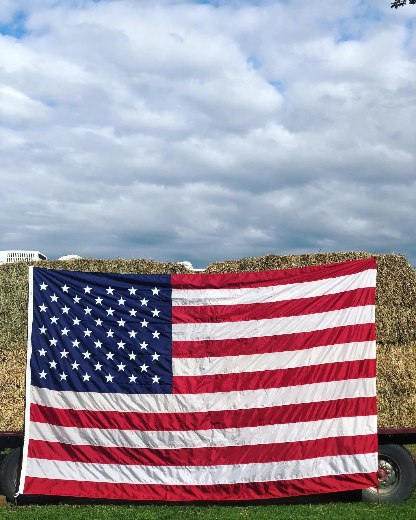 Made in America // Election Day #madeinamerica #americanonboarding
.
.
.
.
.

#vsco #flag #streetphotography #documentaryphotography #streetphotographer #lensculture #lensculturestreets  #capturestreets #lensonstreets #SPicollective #ig_streetphotogr