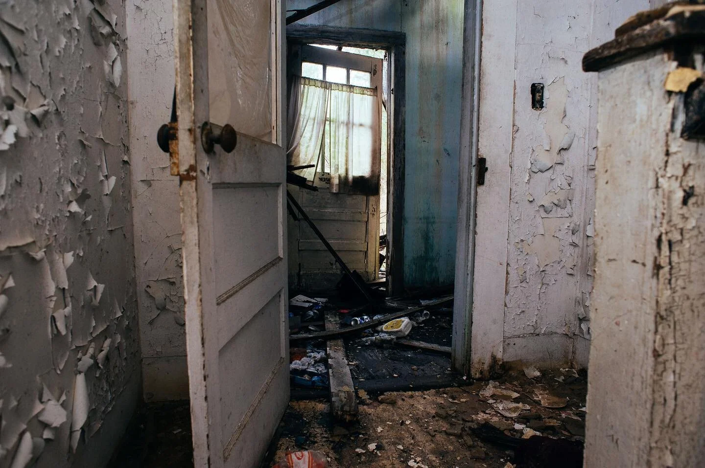 What&rsquo;s that old adage about one door closing and another opening? Is this what they meant?
.
.
.
#ruralexploration #abandonedhouse #anguish #thewalkingdead #abandonednc  #abandoned #whatmakesahouseahome #urbex #urbandecay #wood #rsa_preciousjun