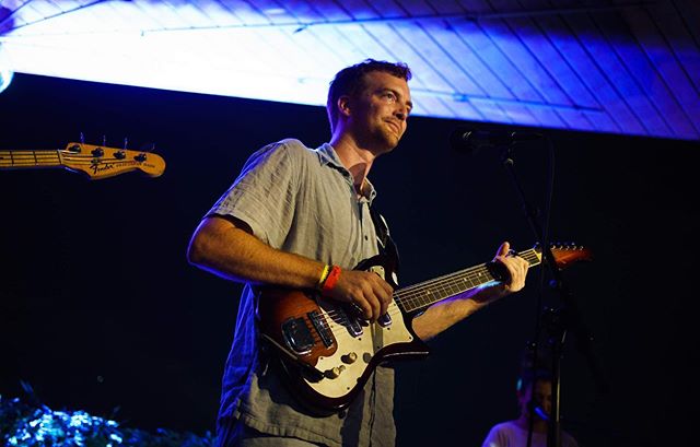@holyhivemusic 🌈 at the POPC x @nuevayorkinos rooftop benefit for @raicestexas . 💸 All donations made through the link in bio ( www.powerofpeoplecombined.org ) from now til Monday 8/19 will be given to RAICES! 💸 Photos by @aliceplati . .
.
#familiesbelongtogether #nokidsincages #closethecamps #abolishice #popc #powerofpeoplecombined #nuevayorkinos #elsewhere