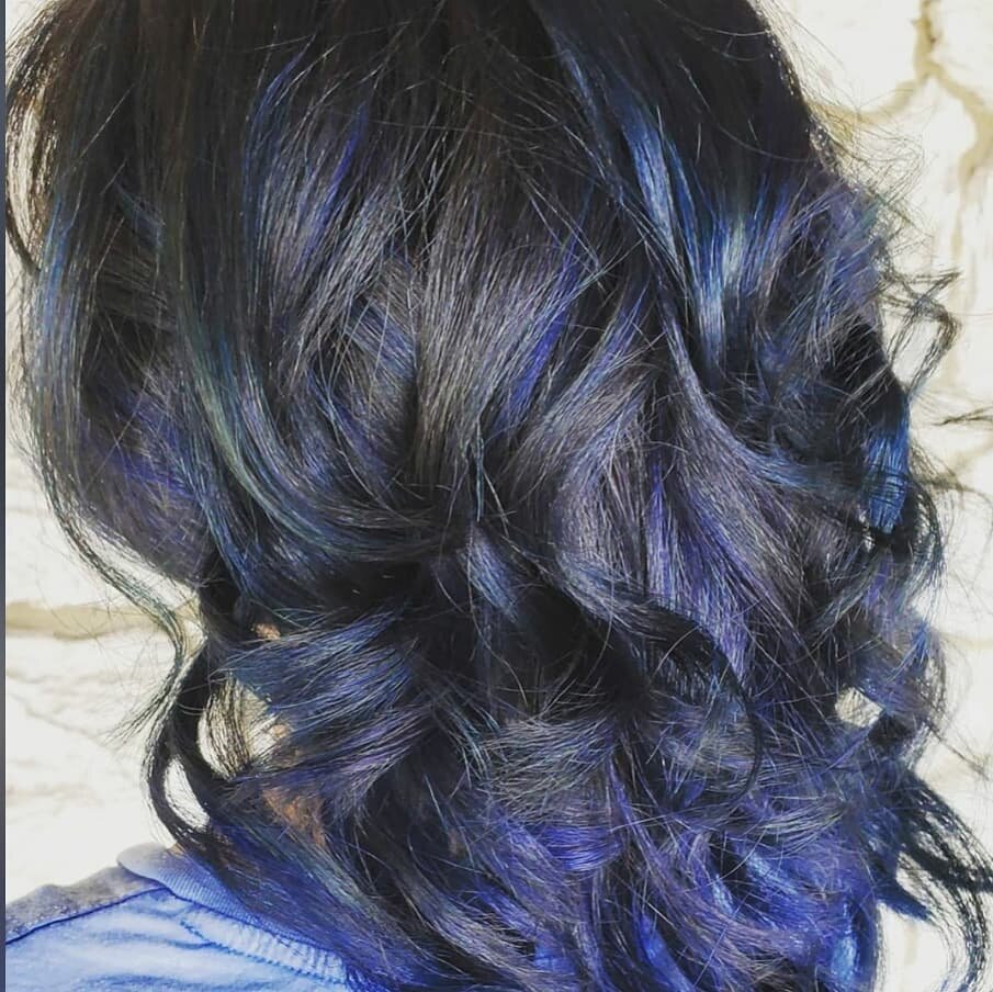 Dark hair with pops of blue! 👌🧞&zwj;♂️⁣
⁣
⁣
⁣
#bluehair #tracystints #murraysalon #beyoutiful #colorist #slc #newdoo #popofcolor #funhair