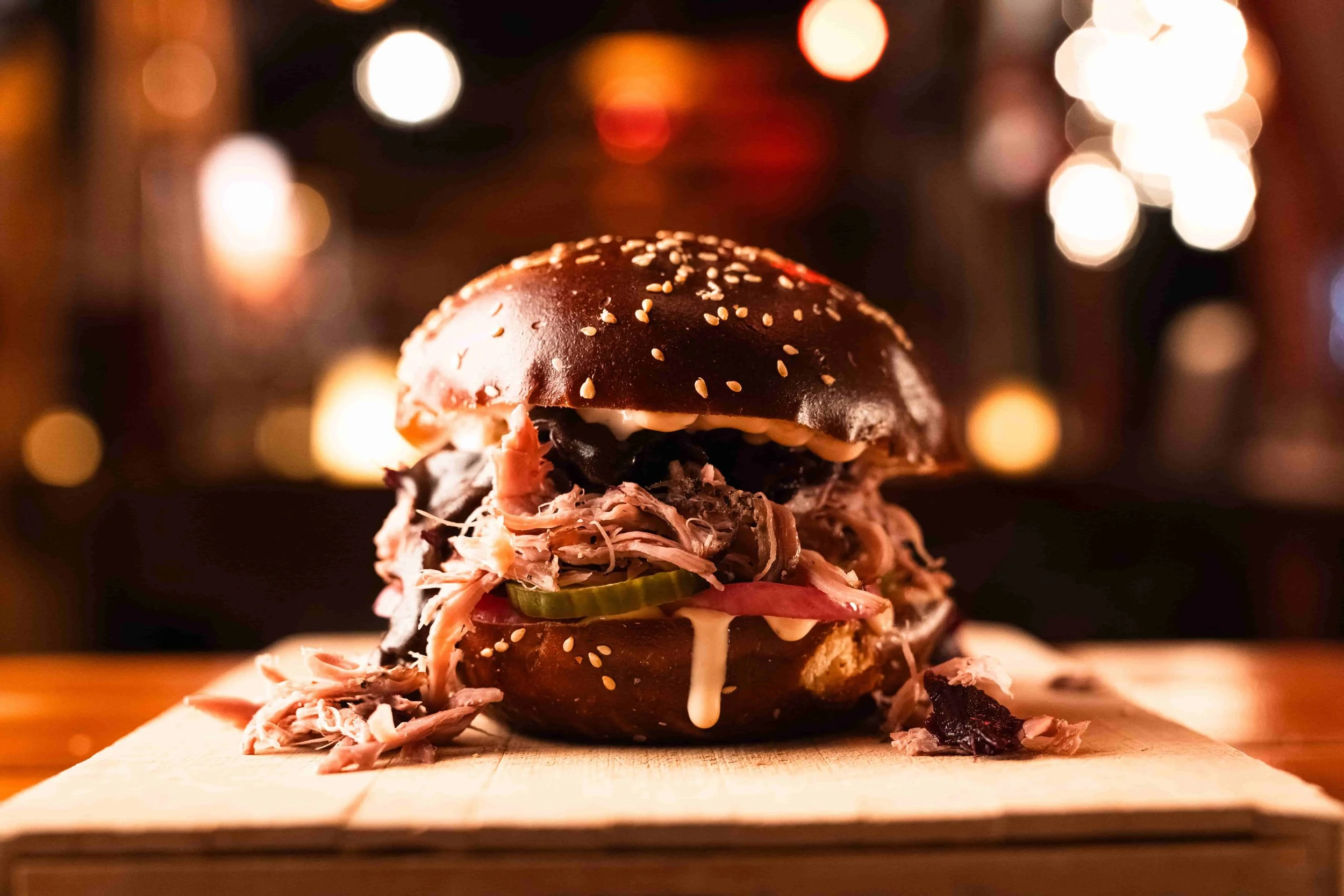 Saftig pulled duck burger med brioche, syltede rødløg og cremet dressing – Maku Steakhouse Nordsjælland