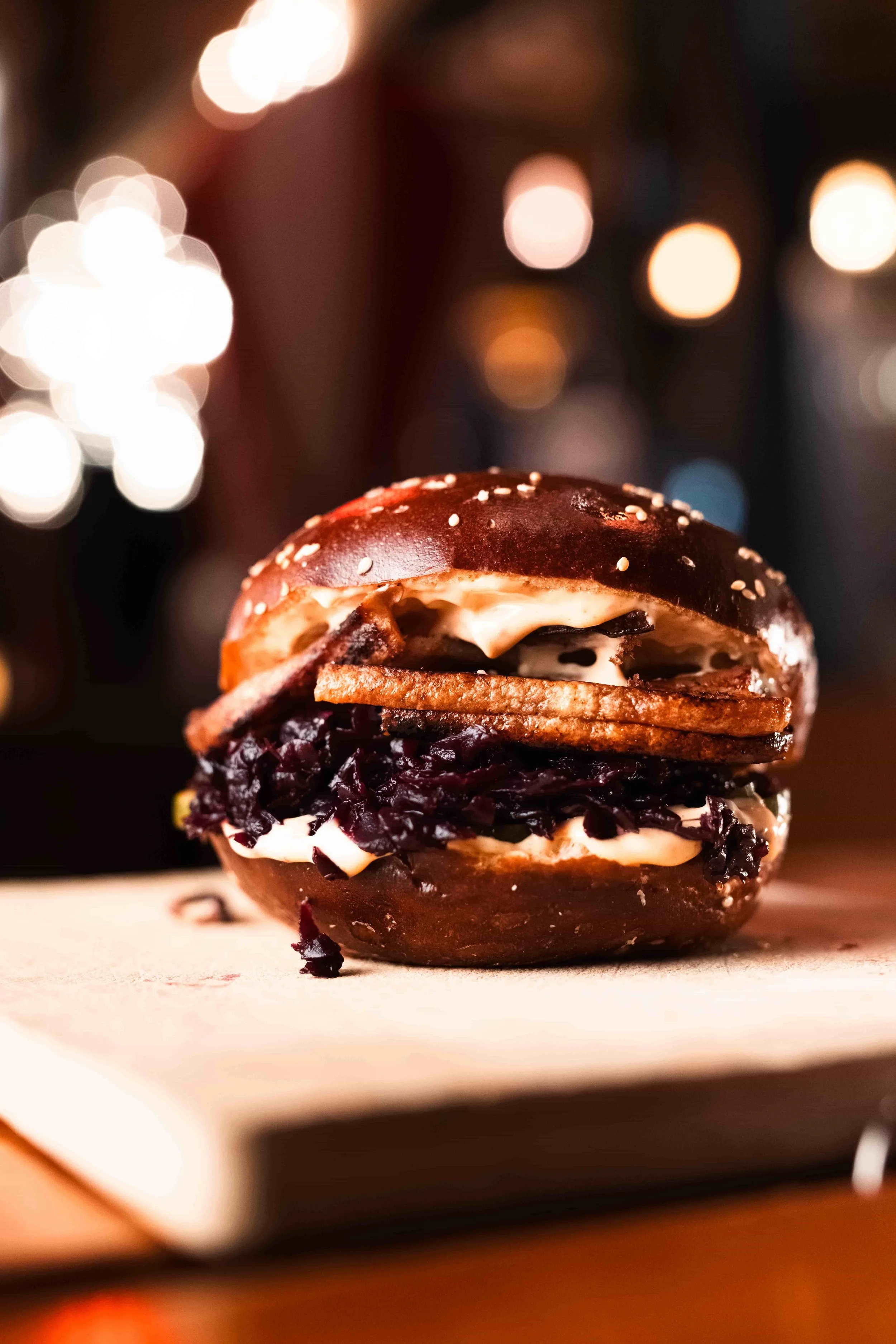 Traditionel flæskestegssandwich med sprød svær, rødkål og brun sauce – Bedste burger i Liseleje