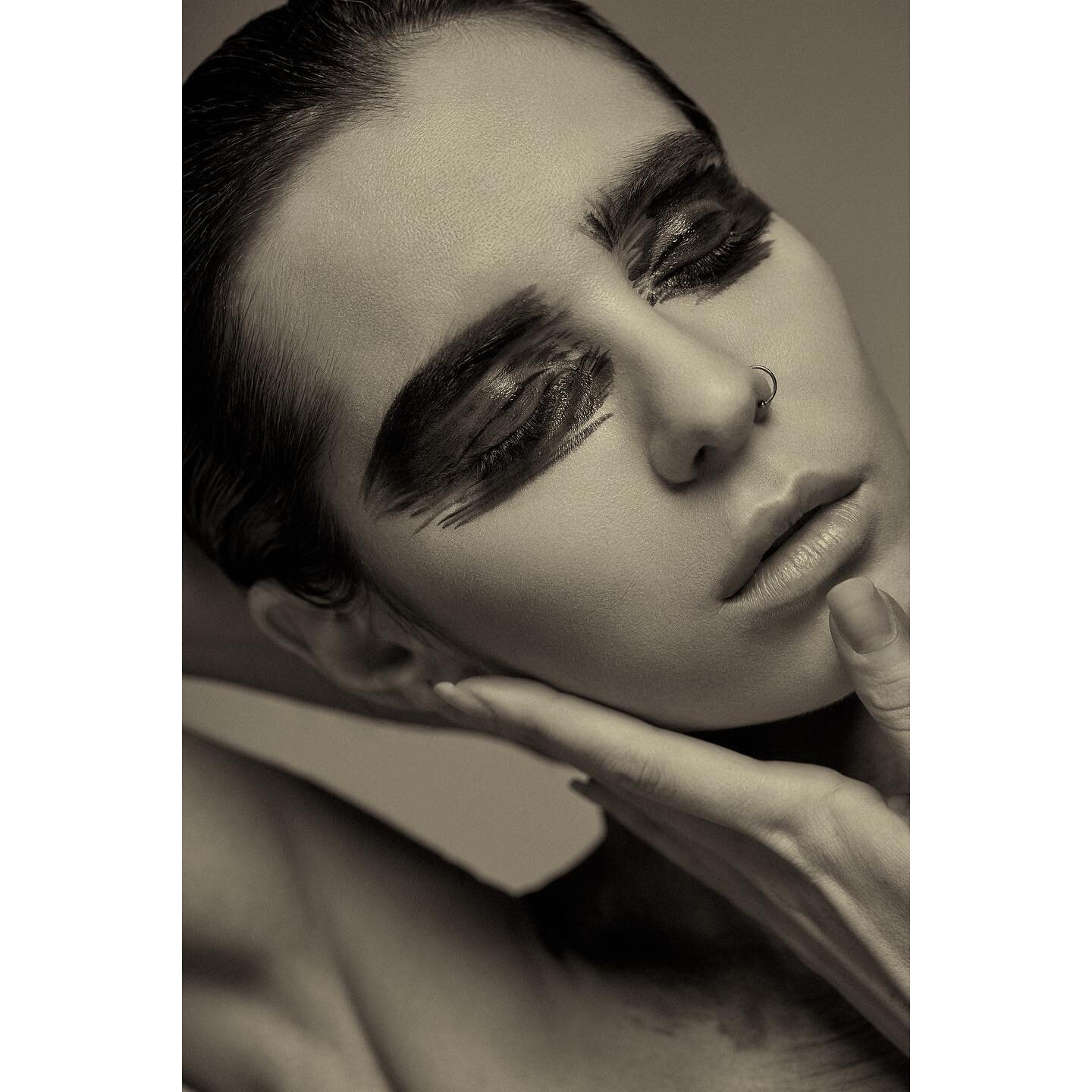 This entire shoot was a VIBE! Major thanks to @themagnificentjess /  HMUA @giodalbom and PR @hauttfashionpr - Swipe for BTS‼️
&bull;
📸 and 🖥 Workflow
Camera: @canonusa @canoneosr 
Lighting: @paulcbuffinc 
Tethering: @tethertools 
Processing: @captu