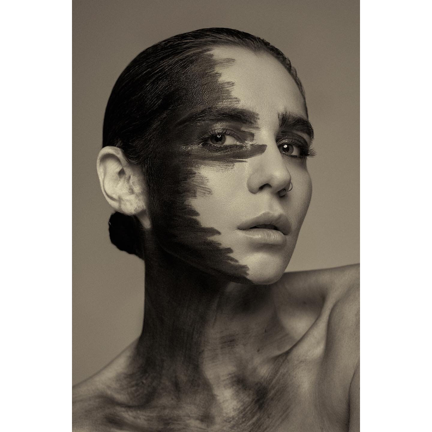 Look 3 w/ @themagnificentjess and HMUA @giodalbom cc: PR @hauttfashionpr - Swipe for BTS‼️
&bull;
📸 and 🖥 Workflow
Camera: @canonusa @canoneosr 
Lighting: @paulcbuffinc 
Tethering: @tethertools 
Processing: @captureonepro 
Retouching: @photoshop 
C