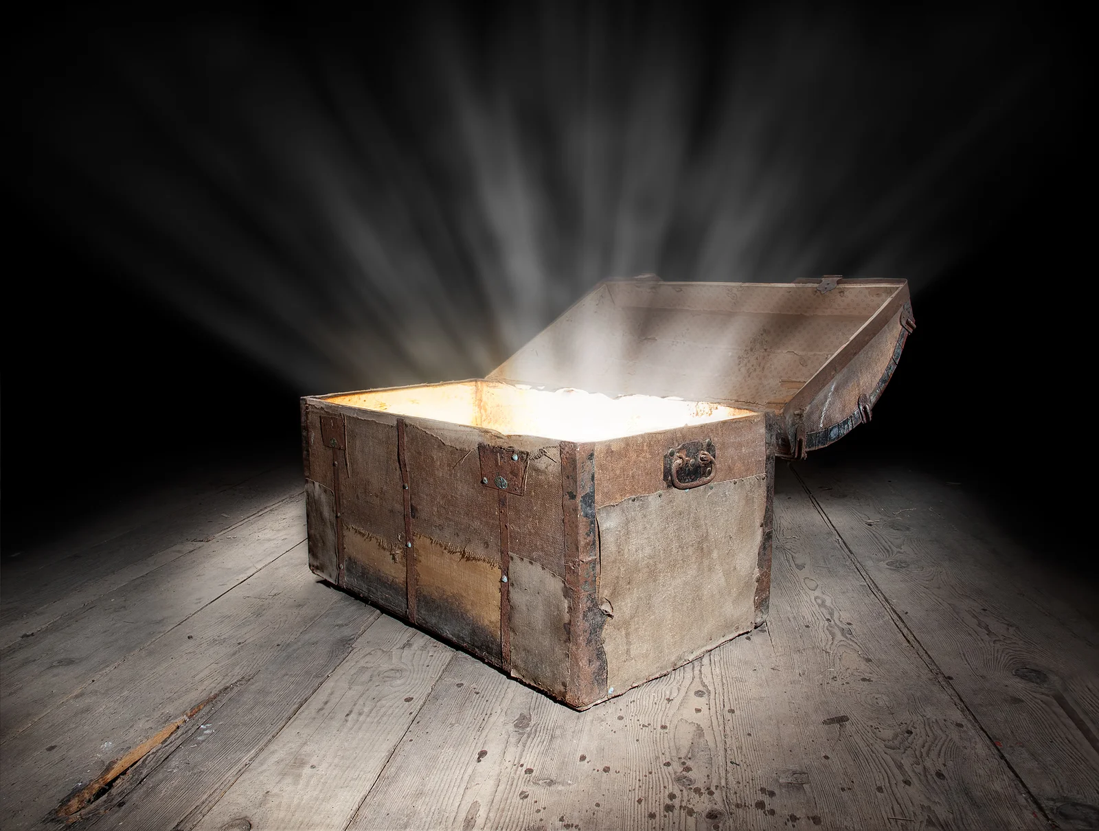 Chest-of-treasure-32660807.jpg