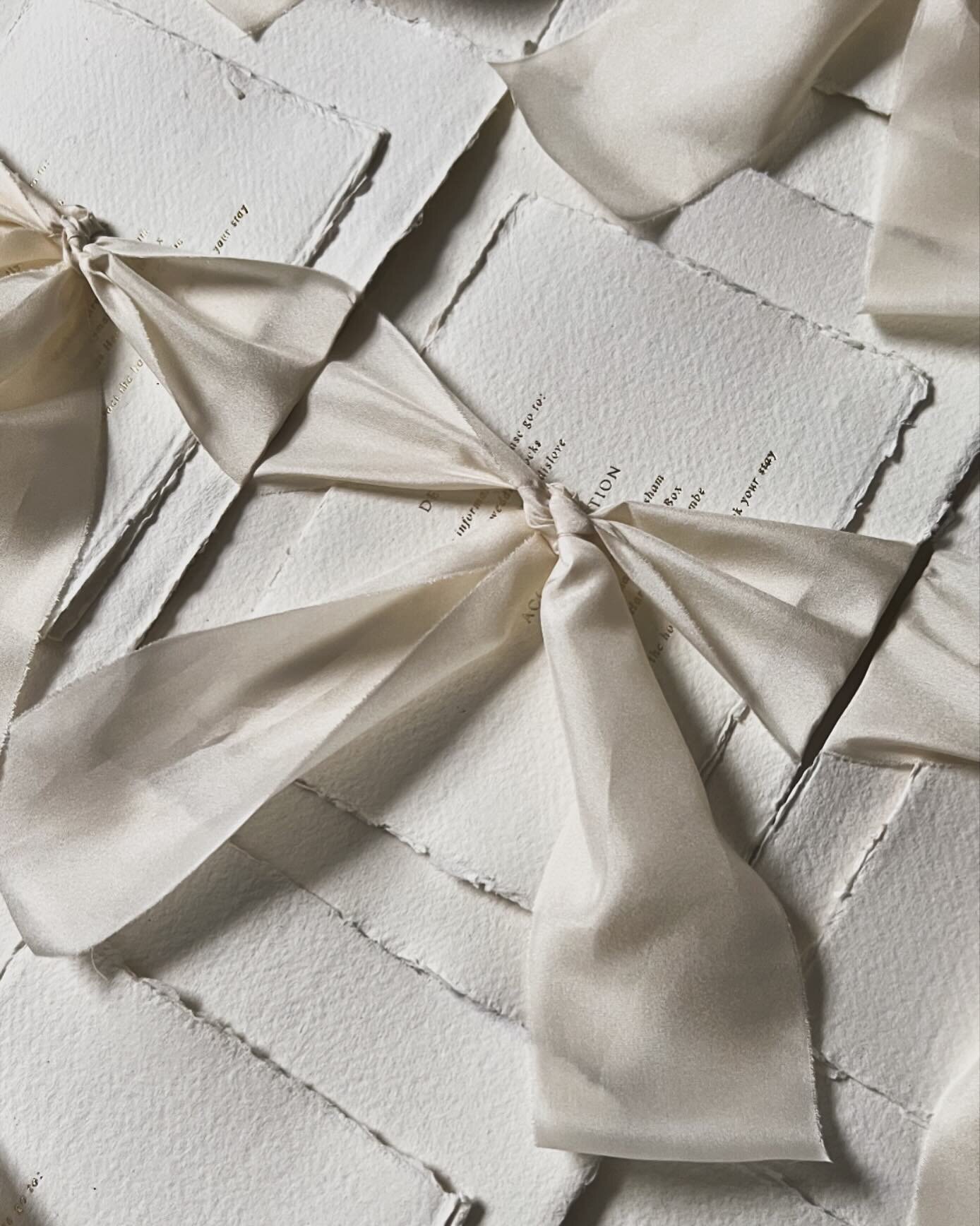 Handmade paper all tied up in silk ribbon
.
.
.
For R&amp;G&rsquo;s wedding @euridge_
#goldfoil #goldfoilinvitations #silkribbon #hotfoilstamping #bespokeweddingstationery #ukweddingstationery