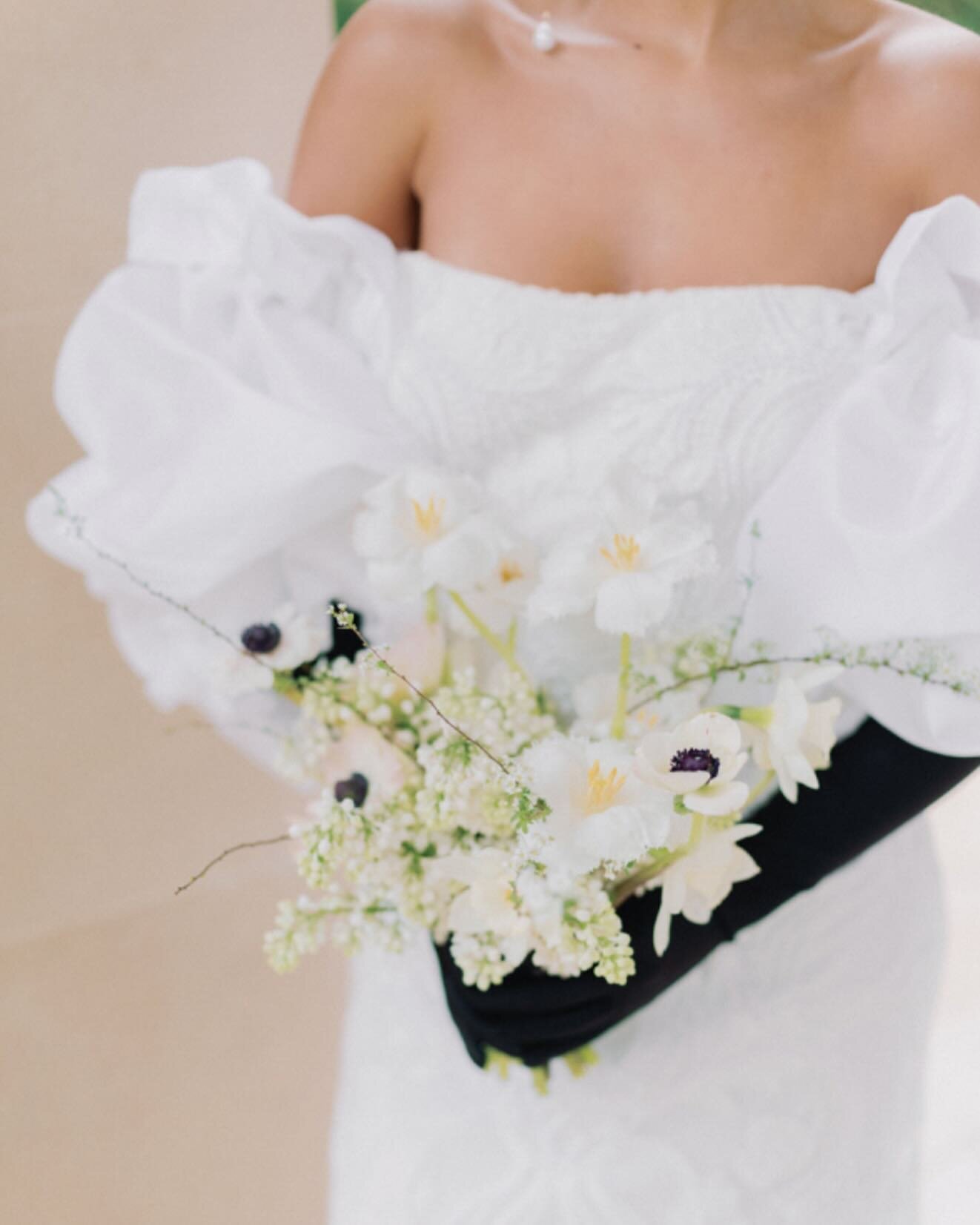 Spring season 🤍🖤
@sassflower @emmapilkingtonphotography @orangerysettrington @jeanjacksoncouture
.
.
.
#bouquet #bridalbouquet #bridalaccessories #bridalgloves #yorkshirewedding #weddingstylist