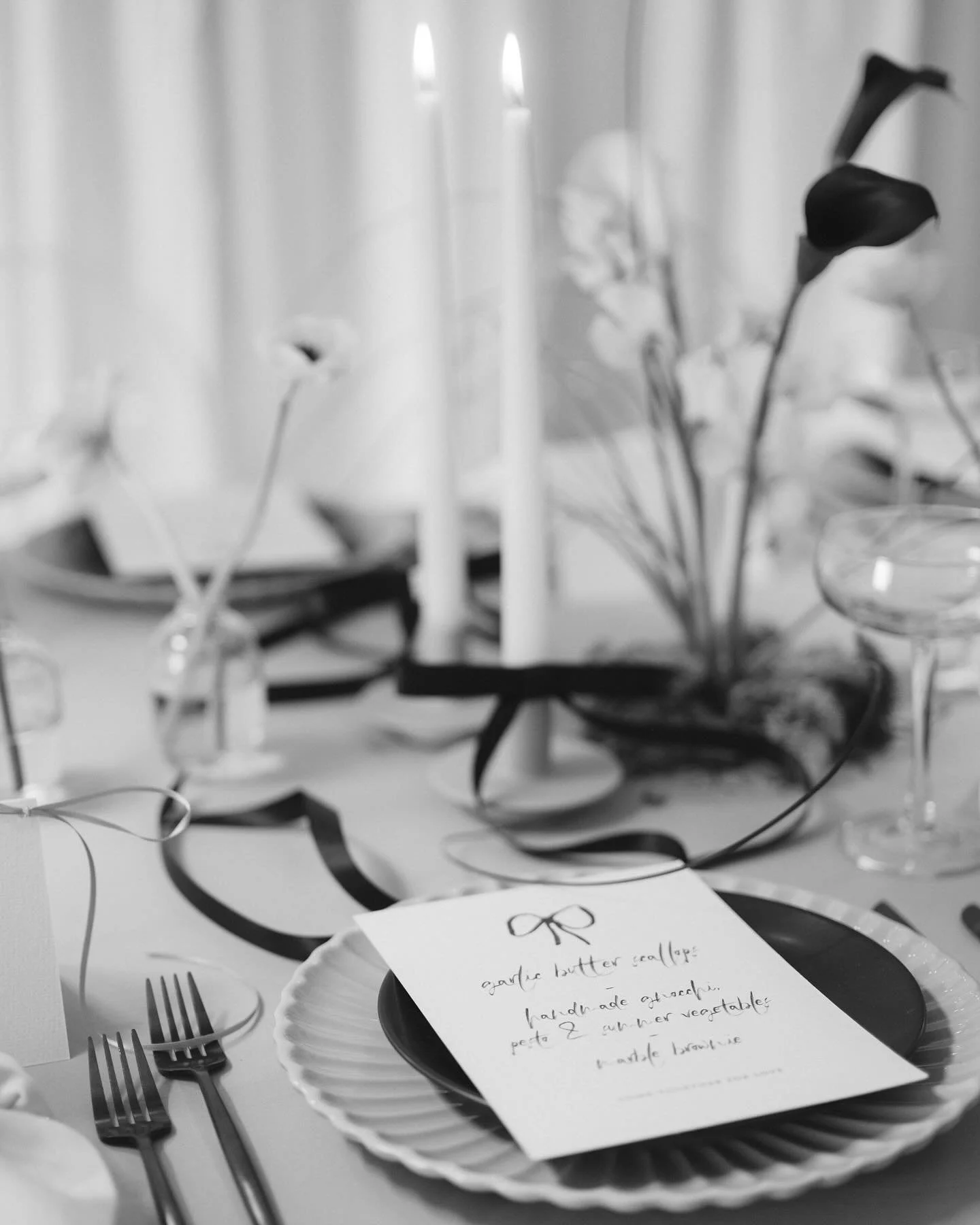 Pretty little bows&hellip; but make it modern 🖤
.
.
.
Concept &amp; Hair Accessories - @littlefashionfinds
Photography - @emmapilkingtonphotography
Videographer - @studiodark_films
Venue - @theoaksbarnwedding
Styling - @l27weddings
Fabric Draping - 