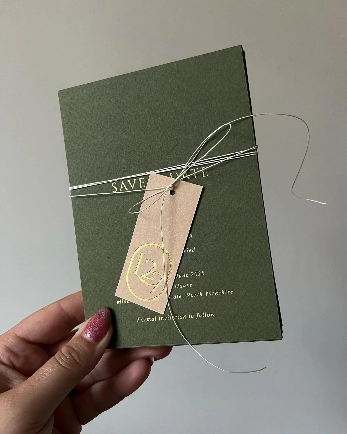 Gold and green&hellip; forever a favourite
.
.
.
#savethedate #middletonlodge #middletonlodgewedding #hotfoil #goldfoil #goldfoilinvitations #weddingstationery #bespokeweddingstationery #stationerydesign