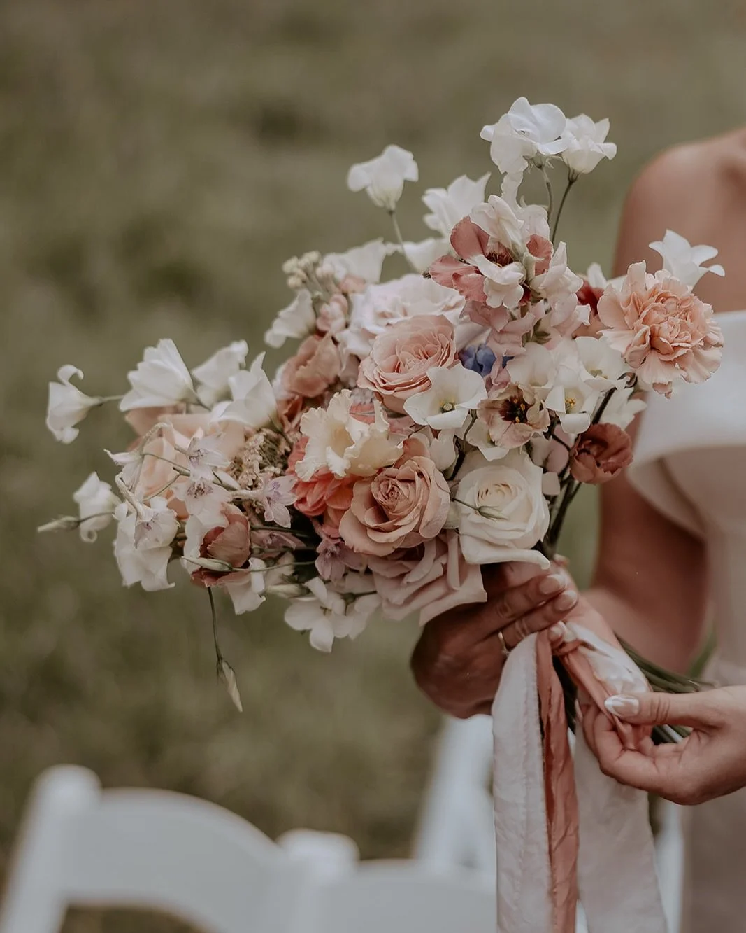 The colours of M&rsquo;s beautiful bouquet by @seedandwild, a total dream!
@emily_robinson_photo @gemma_marie_makeup @evalendel @browsholmeweddings 
#browsholme #browsholmeweddings #outdoorceremony #stylishbride #weddingstyling #lancashirewedding