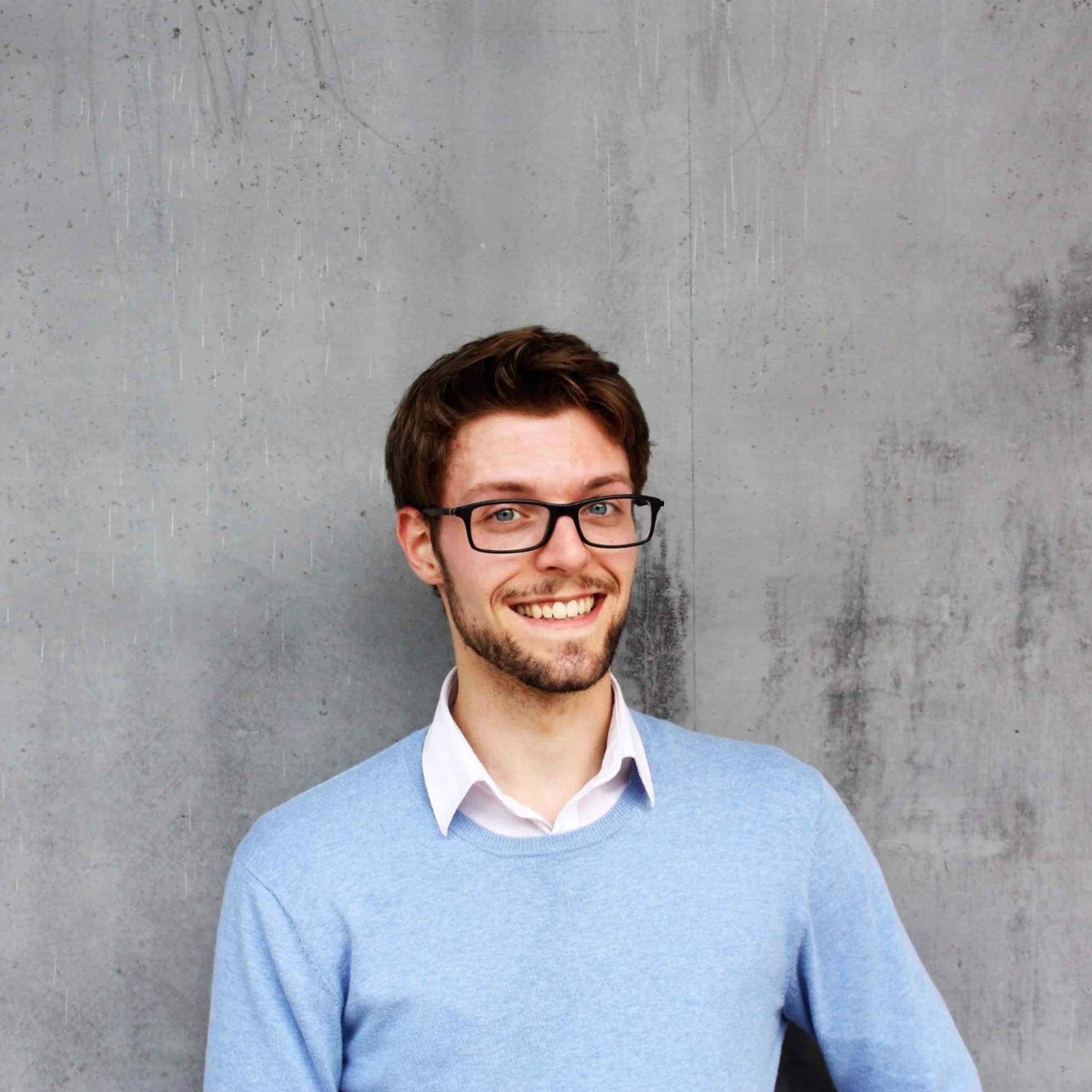 Nathan Bracke Nathan is een jonge, talentvolle psycholoog die afstudeerde aan de Universiteit Gent. Hij werkt met adolescenten en (jong)volwassenen vanuit een cognitief-gedragstherapeutisch en oplossingsgericht kader. Daarbij houdt hij van een (pro)actieve aanpak. Door middel van (niet-verplichte) huiswerkopdrachten, gedachten- en gedragsexperimenten en gerichte vragen probeert hij samen met jou te ontdekken hoe jij het beter kan hebben. Momenteel volgt Nathan de voortgezette therapieopleiding cognitieve-gedragstherapie aan de UGent. Nathan is zelfstandige in hoofdberoep en werkt voltijds voor de praktijk in Gent. Hier geeft hij ook workshops rond het thema positief denken.