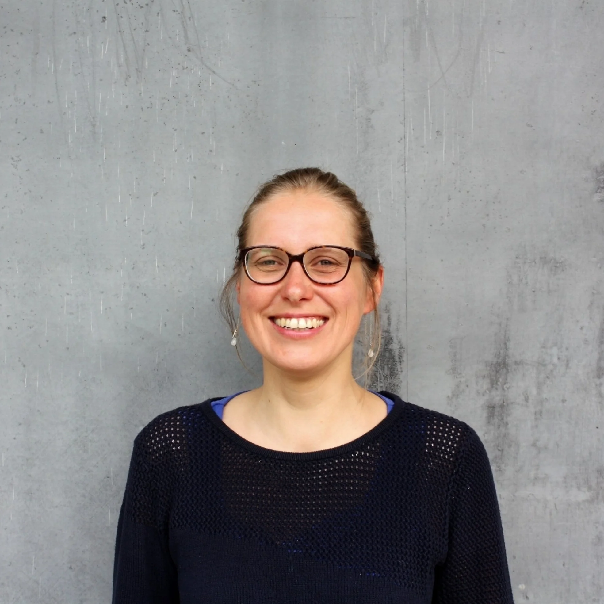 Laura Debussche Laura is psychotherapeute én orthopedagoge. De eerste jaren na haar afstuderen deed ze ervaring op in diverse scholen. Daar leerde ze luisteren naar kinderen en de problemen die ze ervaren in het begrijpen van de wereld. Haar expertise ligt voornamelijk op twee gebieden. Het werken met mensen met autisme. En het voeren van oplossingsgerichte gesprekken met volwassen, jongeren en kinderen en hun ouders. Gaandeweg ondervond ze hoe belangrijk het is om ook die laatste te betrekken in haar sessies. De voorbije jaren specialiseerde Laura zich ook in hypnose en traumaverwerking.