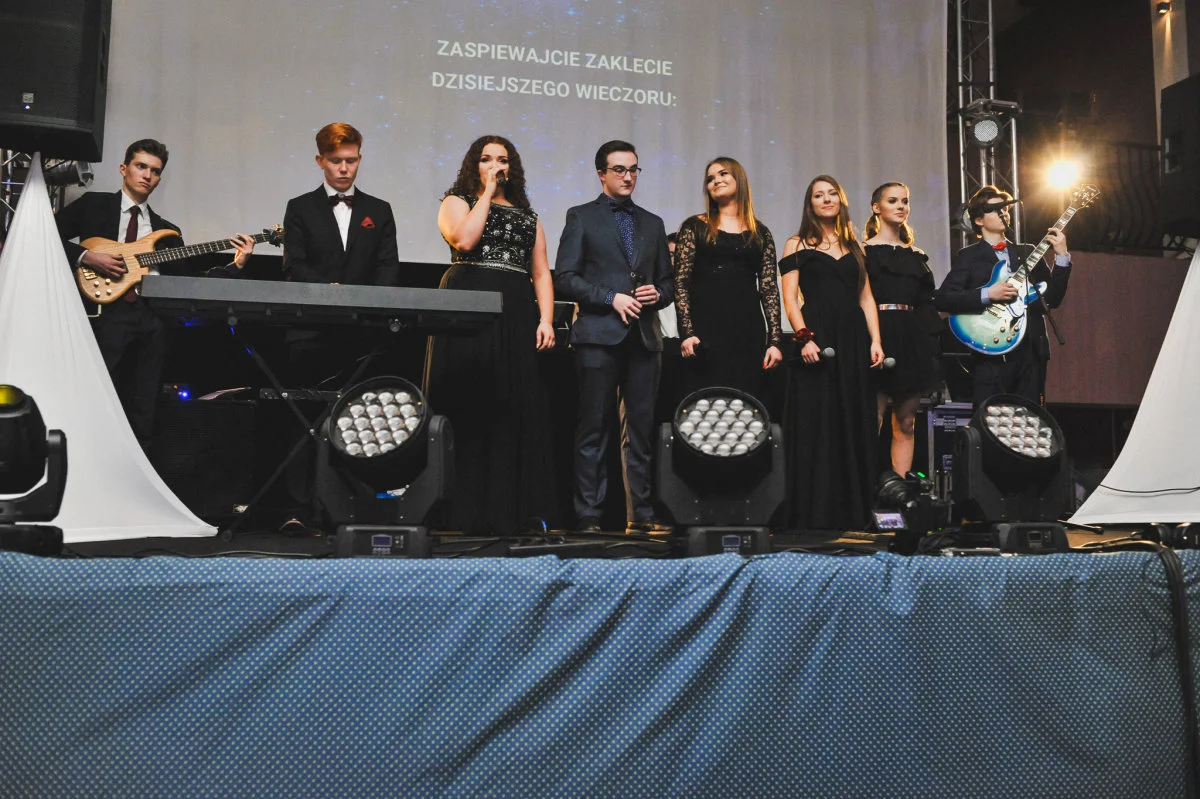 _0486_100dniowka_kalisz_3LO_kopernik_2019____studniowka_z_radiem_zet________fotoreportaz__zdjecia_scianka_zdjecia_grupowe_www_amfoto_pl__AJ0_6689.jpg