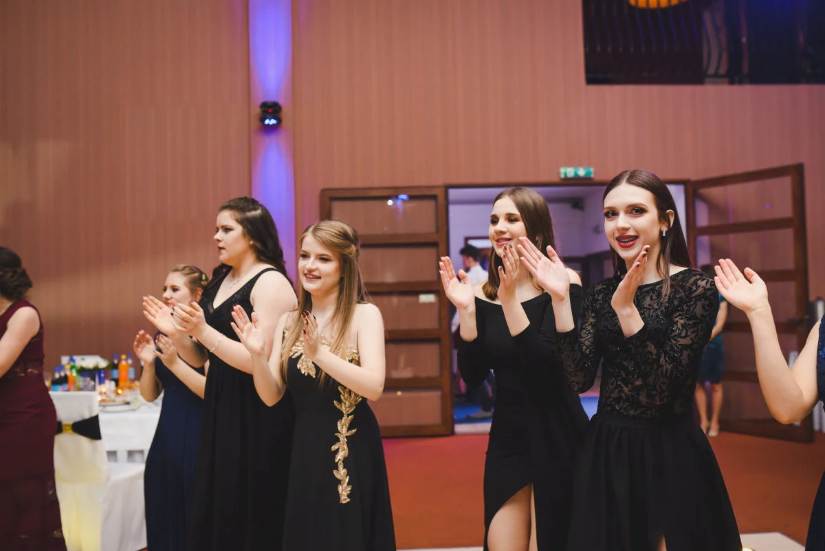 _1726_100dniowka_kalisz_3LO_kopernik_2019____studniowka_z_radiem_zet________fotoreportaz__zdjecia_scianka_zdjecia_grupowe_www_amfoto_pl__AMF_5696.jpg