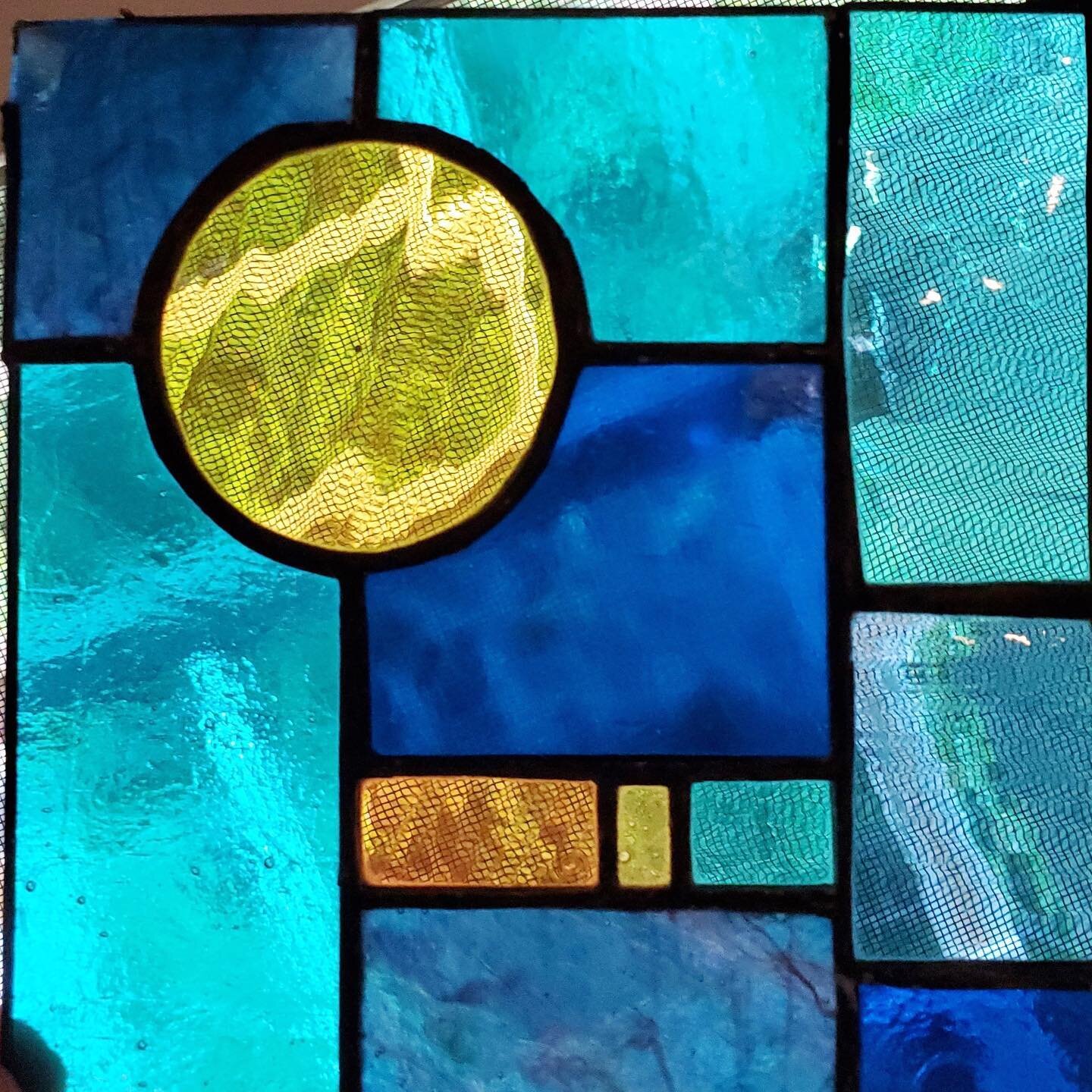 INTRO TO STAINED GLASS with @natashabogar! Grab one of the few spaces left at her workshops on Sat &amp; Sun @ Radiate! More info on our website. #stainedglass #stainedglassart #beginnerswelcome #richmondvt