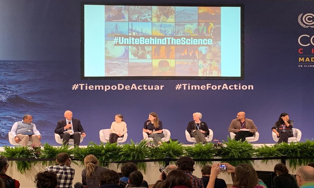 Scientists and youth activists discussing the need to #unitebehindthescience.