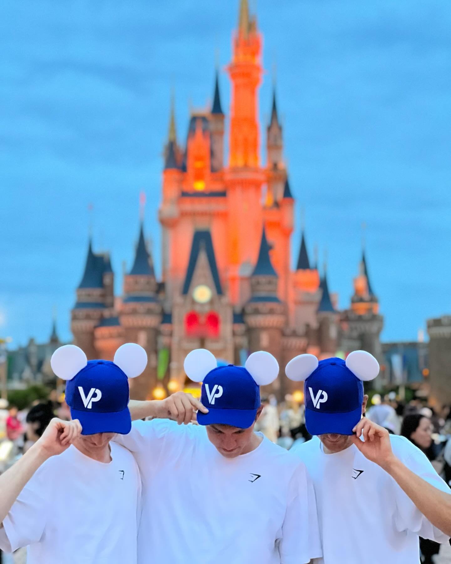 No better way to end a tour than with a day at Tokyo Disney!! 🥳

Shoutout to @magichatterco for the fun hats!