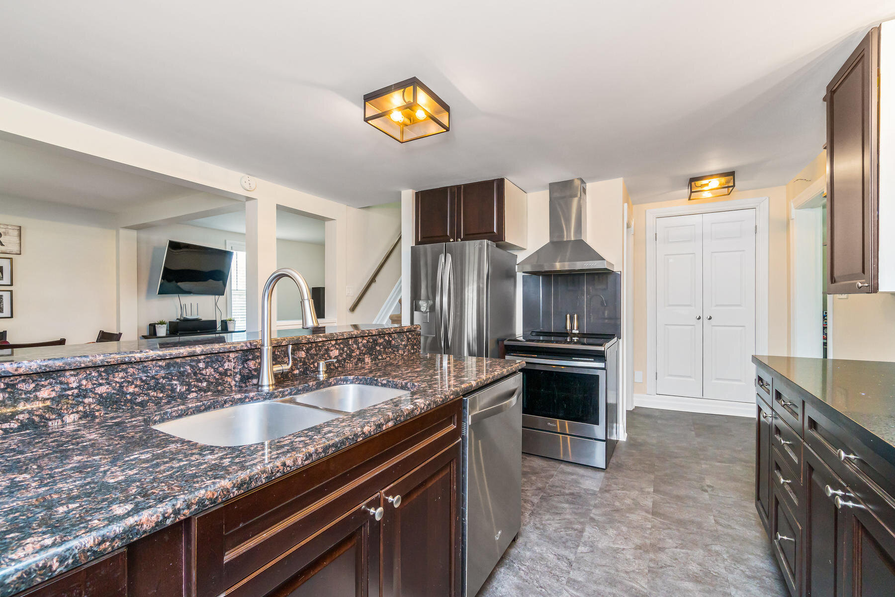 9124 Wellington Road 22 Erin-019-012-Kitchen-MLS_Size.jpg