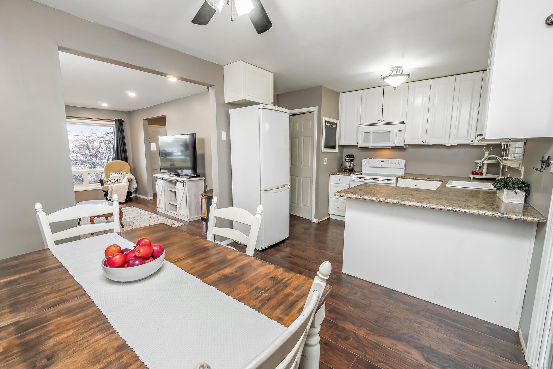 20 Mountainview Rd S Unit 30 Halton Hills ON L7G 4K3 Canada-021-014-Eating Area-MLS_Size.jpg