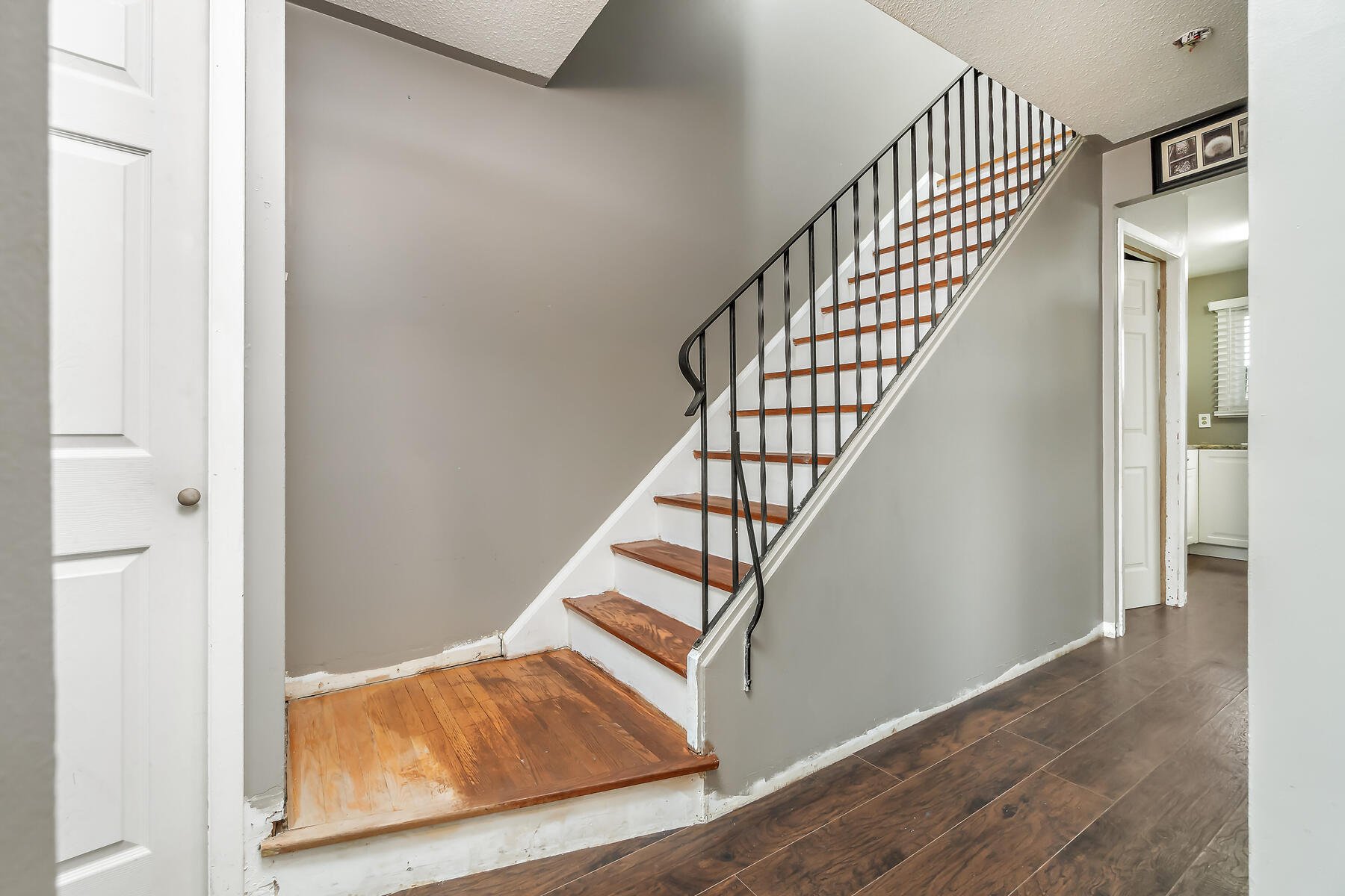 20 Mountainview Rd S Unit 30 Halton Hills ON L7G 4K3 Canada-022-016-Staircase-MLS_Size.jpg