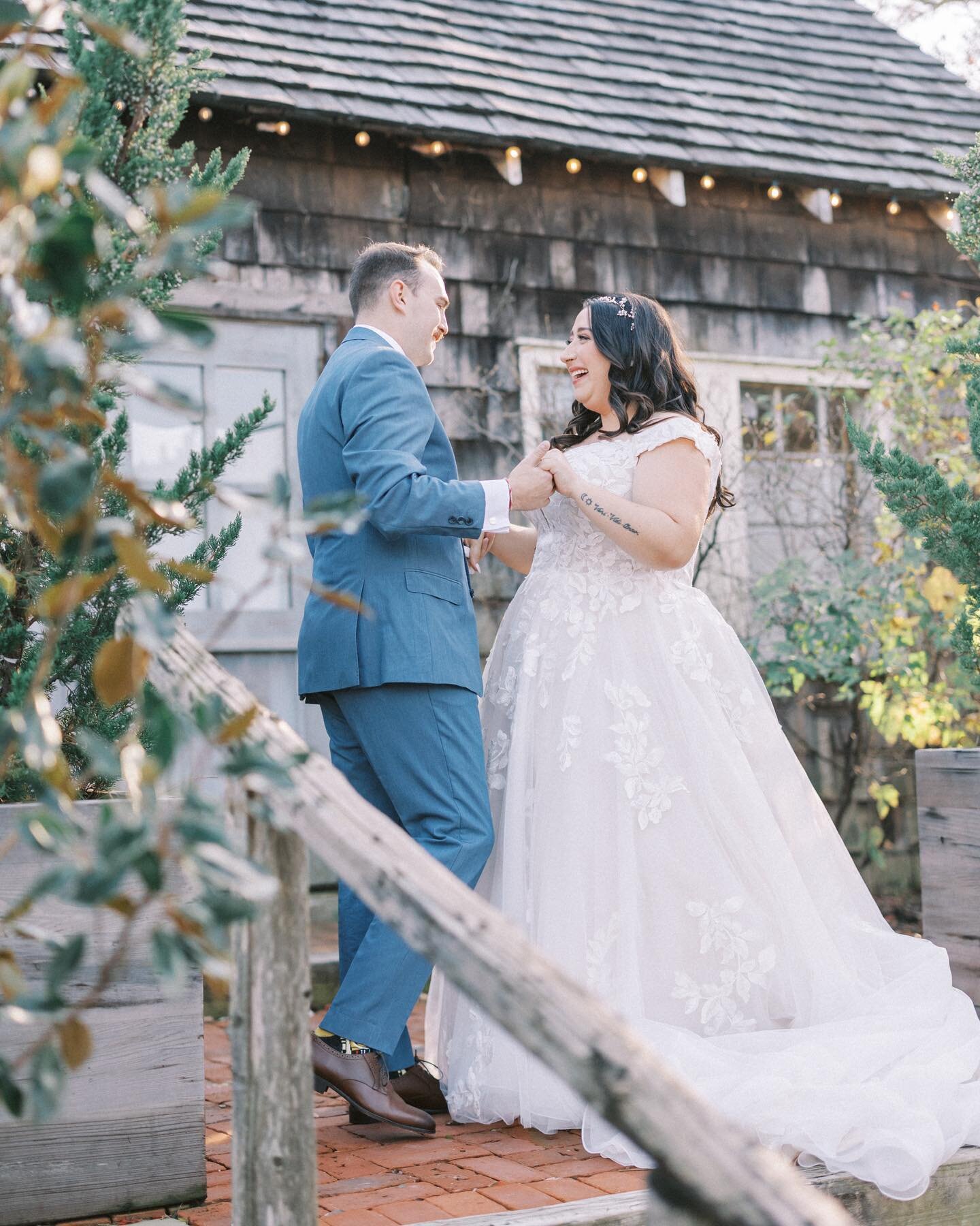 The moment they locked eyes, everything else faded away 🫶🏻 Let&rsquo;s go back? @livfreehdiehard @jfreehling27 
#firstlook#weddingphotographer#weddinginspiration#love#justmarried