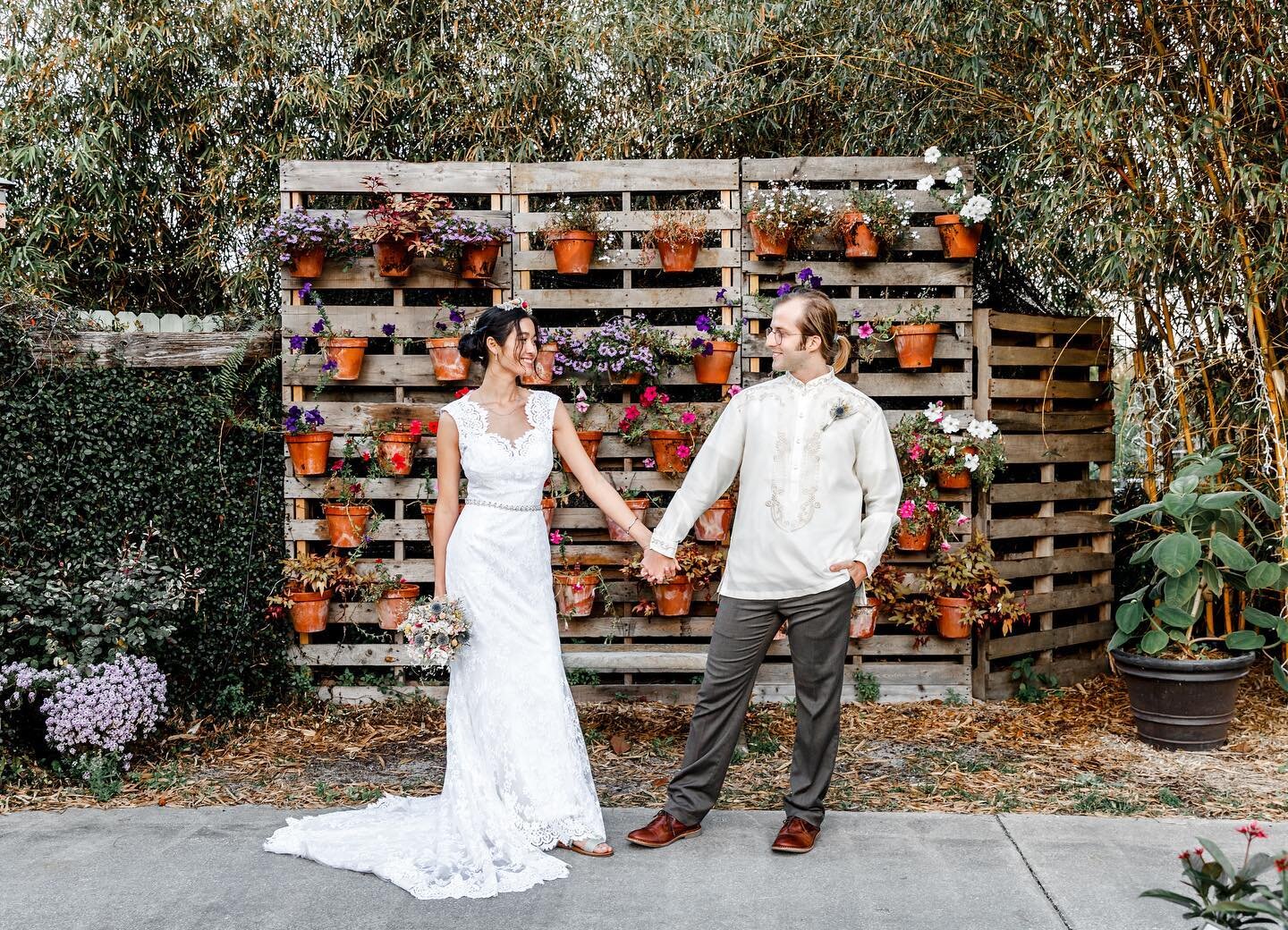 Pick a venue that reflects your personalities and relationship. Raelynn + Justin did just that and it was an amazing celebration! They love nature and we&rsquo;re surrounded by it all day. 

.
.
.
#honeywoodphoto #orlandowedding #floridawedding #wint