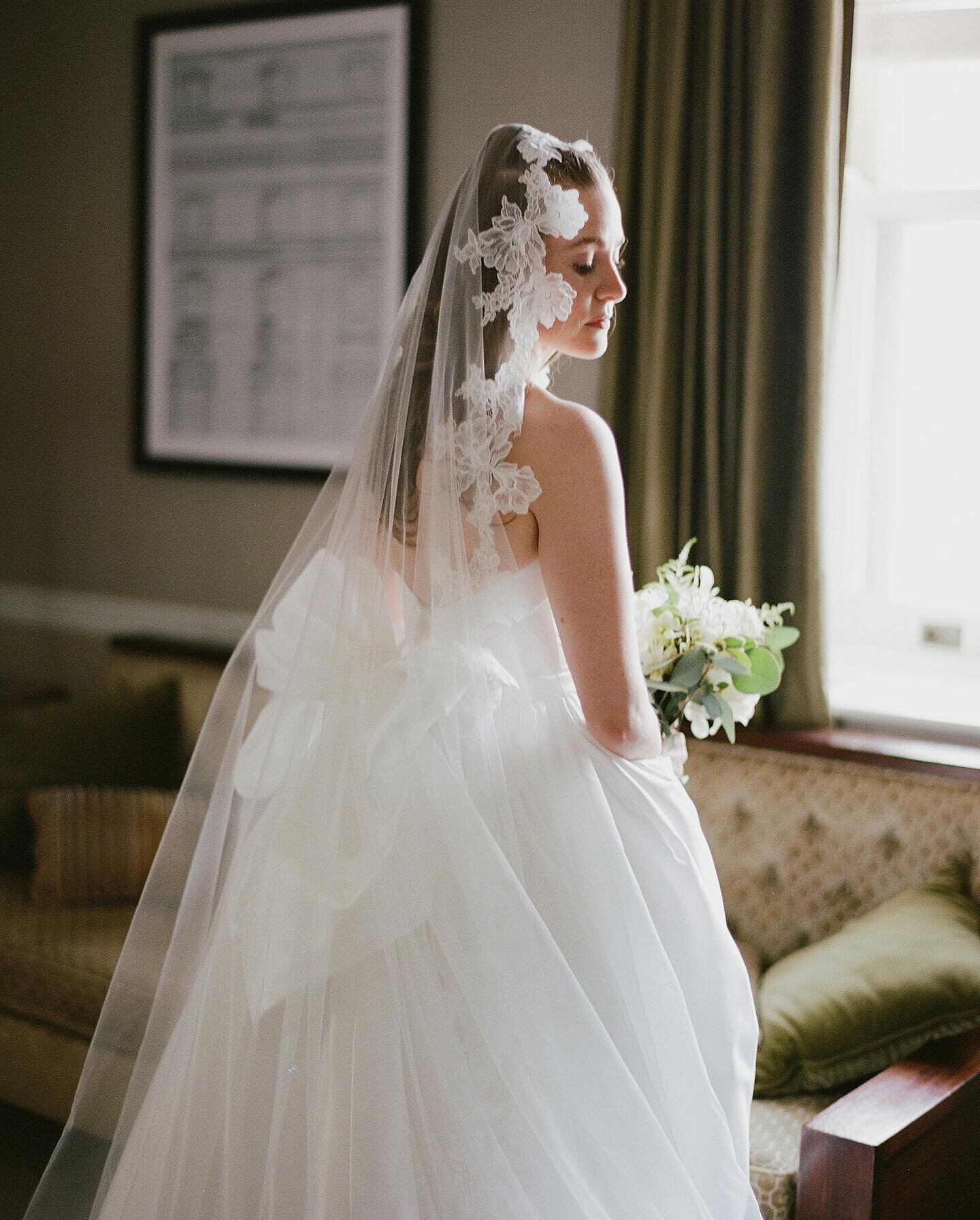 Julia&rsquo;s stunning @pninatornai gown and veil combo 😍🔥

Planning @ginasoleweddings 
Venue @theunionleague