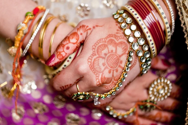 Simple and elegant bridal henna. Photo by Lin & Jirsa .