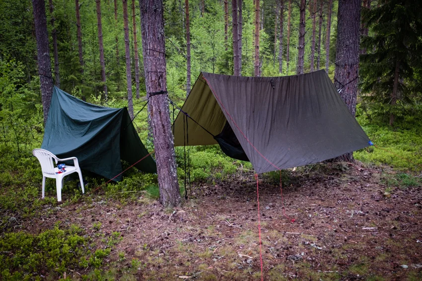 Natt 4: Vi kom sent fram til Finnskogen, og fant et ok sted før syklingen startet dagen etter. Merk at plaststolen ikke var del av oppakningen.