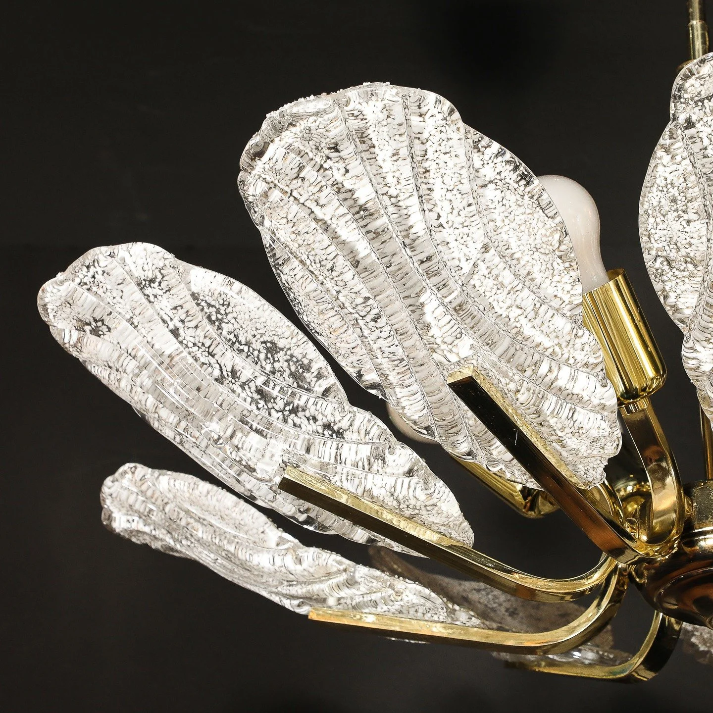 Mid-Century Hand-Blown Murano Mottled Fluted Glass Chandelier by Barovier &amp; Toso

Italy, Circa 1980

Dimensions:

Overall Height: 28 in (71.12 cm) - Body Height: 12&quot; x Diameter: 28 in (71.12 cm)

Creator: Barovier &amp; Toso (Maker)
.
.
.
.
