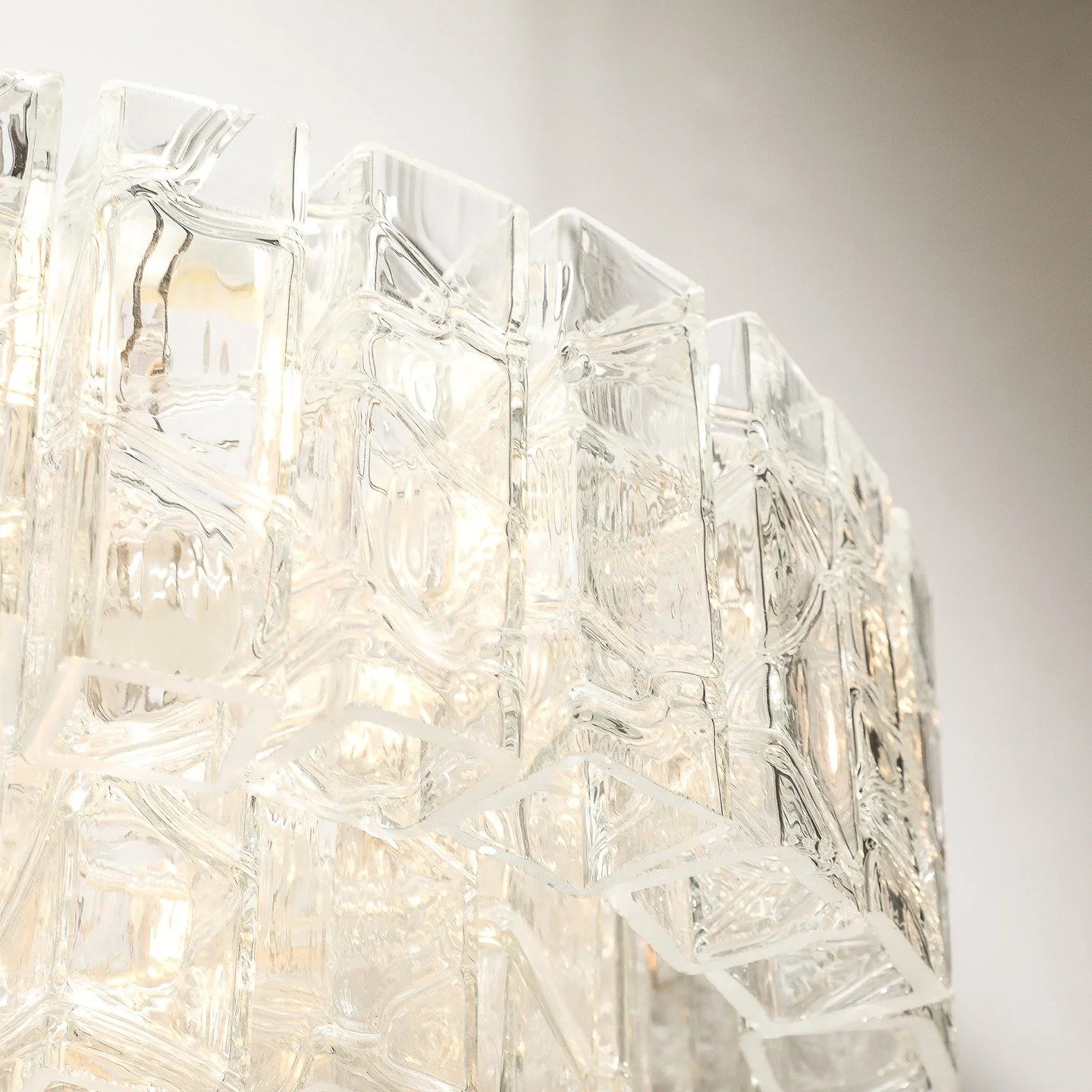 Mid-Century 3-Tier Textural Prism Murano Glass Pendant by Fratelli Toso Vetreria

Italy, Circa 1970

Dimensions: 

Height: 24 in (60.96 cm) - Body Height: 8&quot; x Diameter: 17 in (43.18 cm) 
.
.
.
.
.
#antiquefurniture
#vintagefurniture
#antiques
#