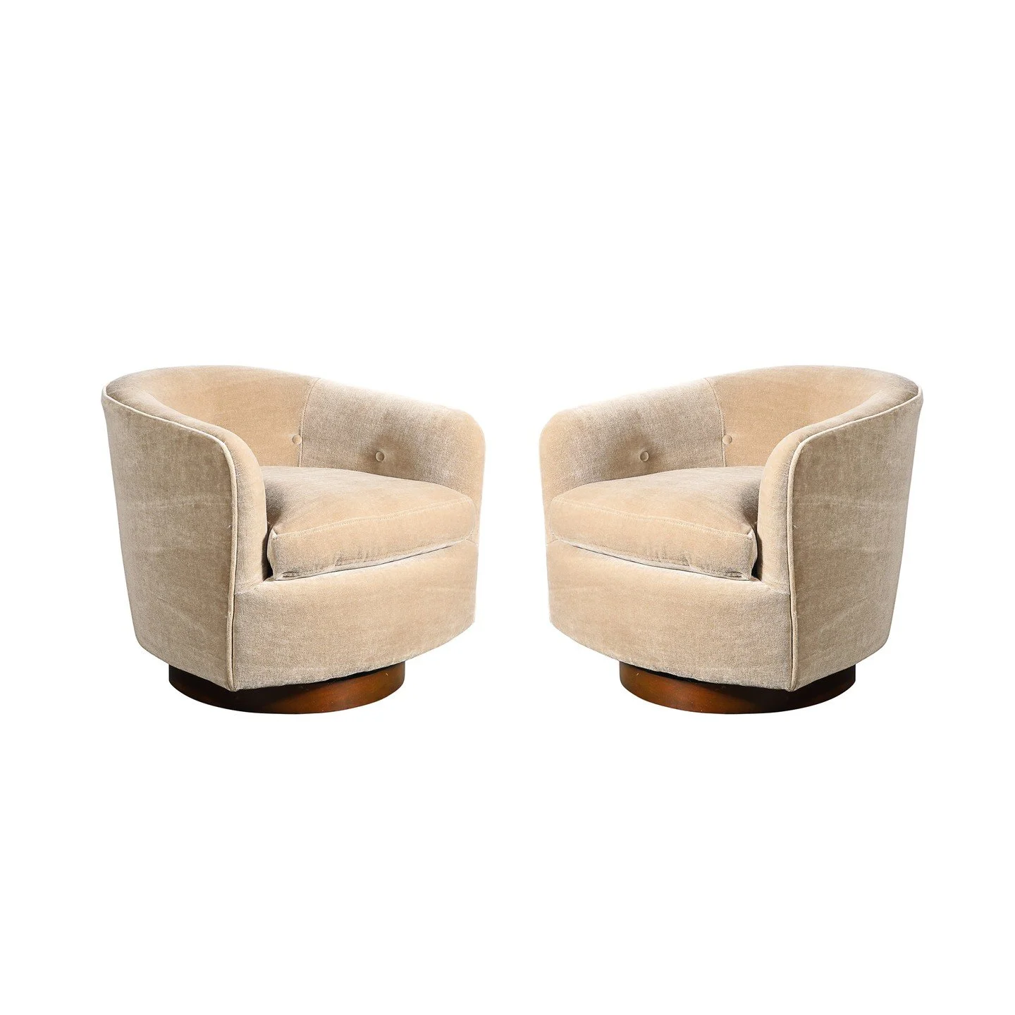Mid-Century Swivel Club Chairs in Taupe Mohair W/ Walnut Bases by Milo Baughman

American, Circa 1975

Dimensions:

Height: 25.5 in (64.77 cm) x Width: 27.5 in (69.85 cm) x Depth: 30.5 in (77.47 cm)

Seat Height: 18 in (45.72 cm)
.
.
.
.
.
#antiquefu