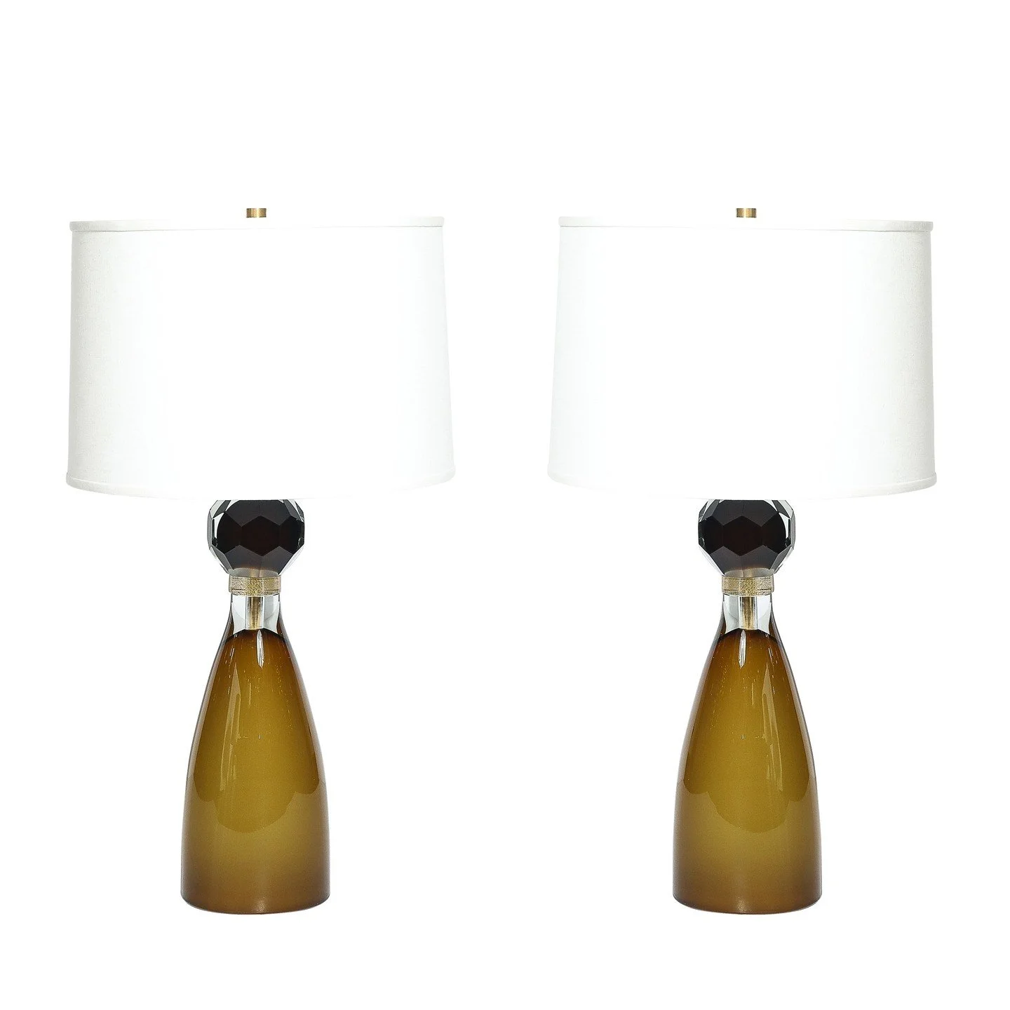 Modernist Faceted Smoked Tobacco Murano Glass Hourglass Form Table Lamps

Italy, 21st Century

Dimensions:

Height: 31.5 in (80.01 cm) x Diameter of Shade: 18 in (45.72 cm)

Diameter of Body: 7"
.
.
.
.
.
#muranoglass 
#madeinitaly🇮🇹 
#interio