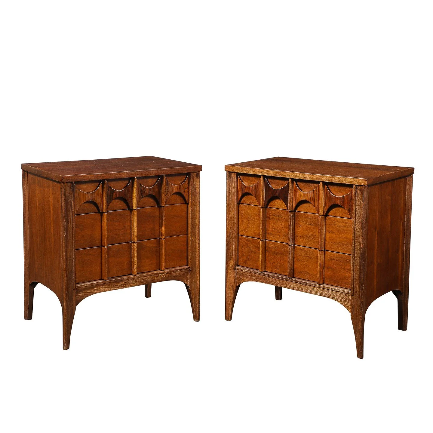 Pair of Mid-Century Perspecta Nightstands W/ Sculptural Front by Kent Coffey

American, Circa 1960

Dimensions:

Height: 25.25 in (64.14 cm) x Width: 24 in (60.96 cm) x Depth: 16 in (40.64 cm)

Creator: Kent-Coffey (Maker)
.
.
.
.
.
#midcenturyfurnti