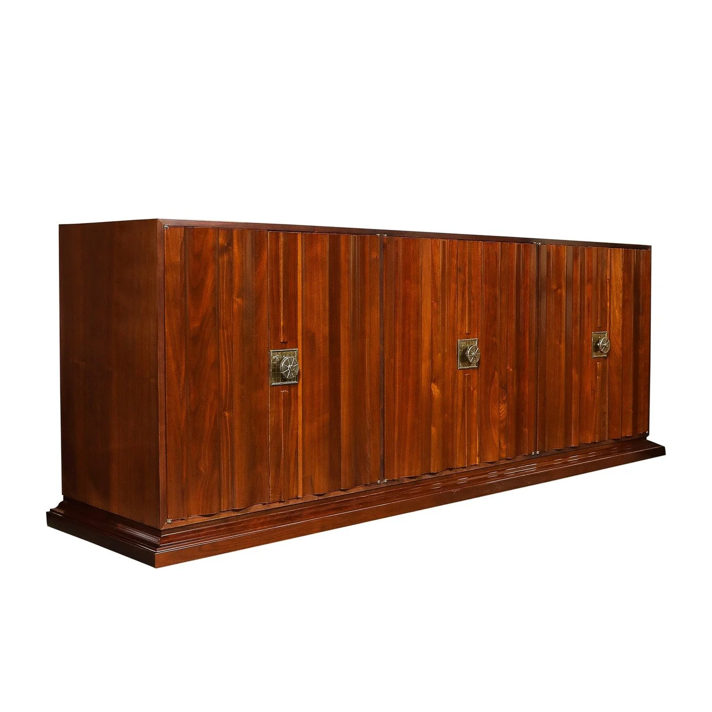 Mid-Century Fluted Walnut Sideboard w/ Sculptural Brass Pulls by Tommi Parzinger

American, Circa 1960

Dimensions: 

Height: 35 in (88.9 cm) x Width: 92.25 in (234.32 cm) x Depth: 20.5 in (52.07 cm)

Creator: Tommi Parzinger (Maker)
.
.
.
.
.
#tommi